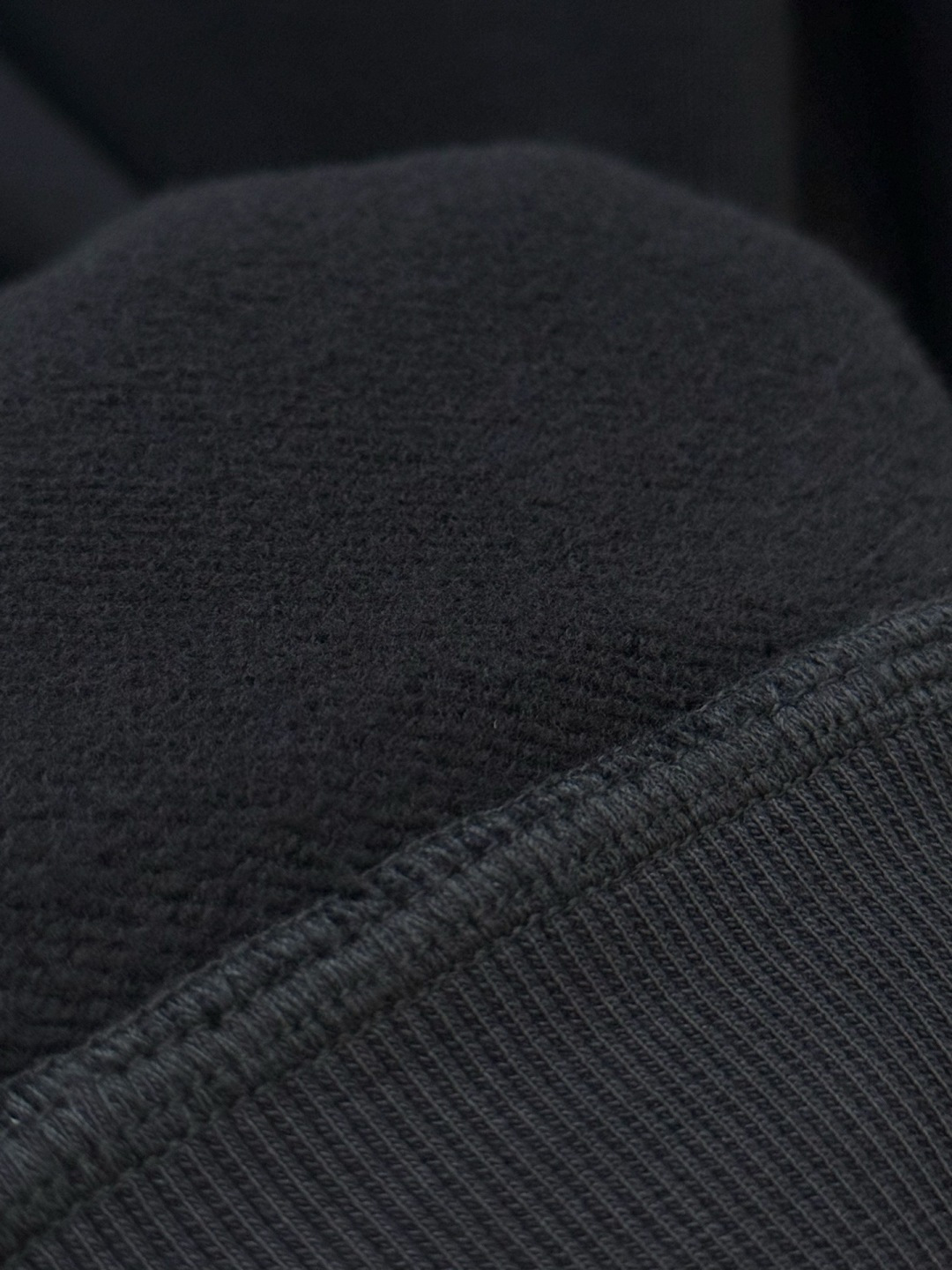 普*达Pr**a 2025早秋！ 经典款微阔型套头连帽卫衣 肩标结合经典红标点缀设计 连帽款式 ，不管版