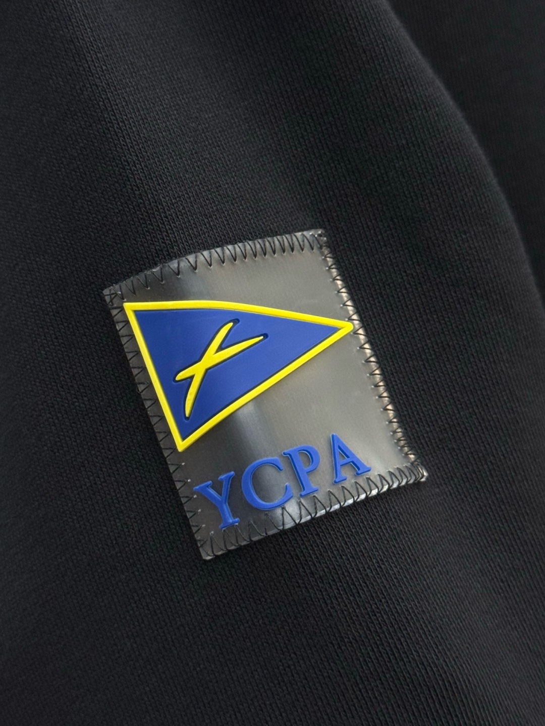 普*达Pr**a 2025早秋！ 经典款微阔型套头连帽卫衣 肩标结合经典红标点缀设计 连帽款式 ，不管版