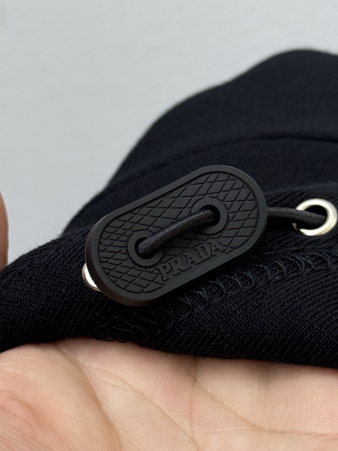 普*达Pr**a 2025早秋！ 经典款微阔型套头连帽卫衣 肩标结合经典红标点缀设计 连帽款式 ，不管版