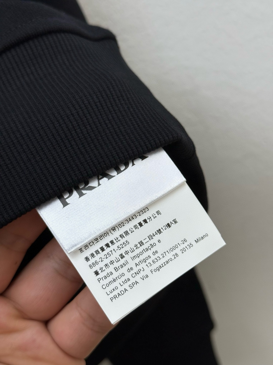 普*达Pr**a 2025早秋！ 经典款微阔型套头连帽卫衣 肩标结合经典红标点缀设计 连帽款式 ，不管版