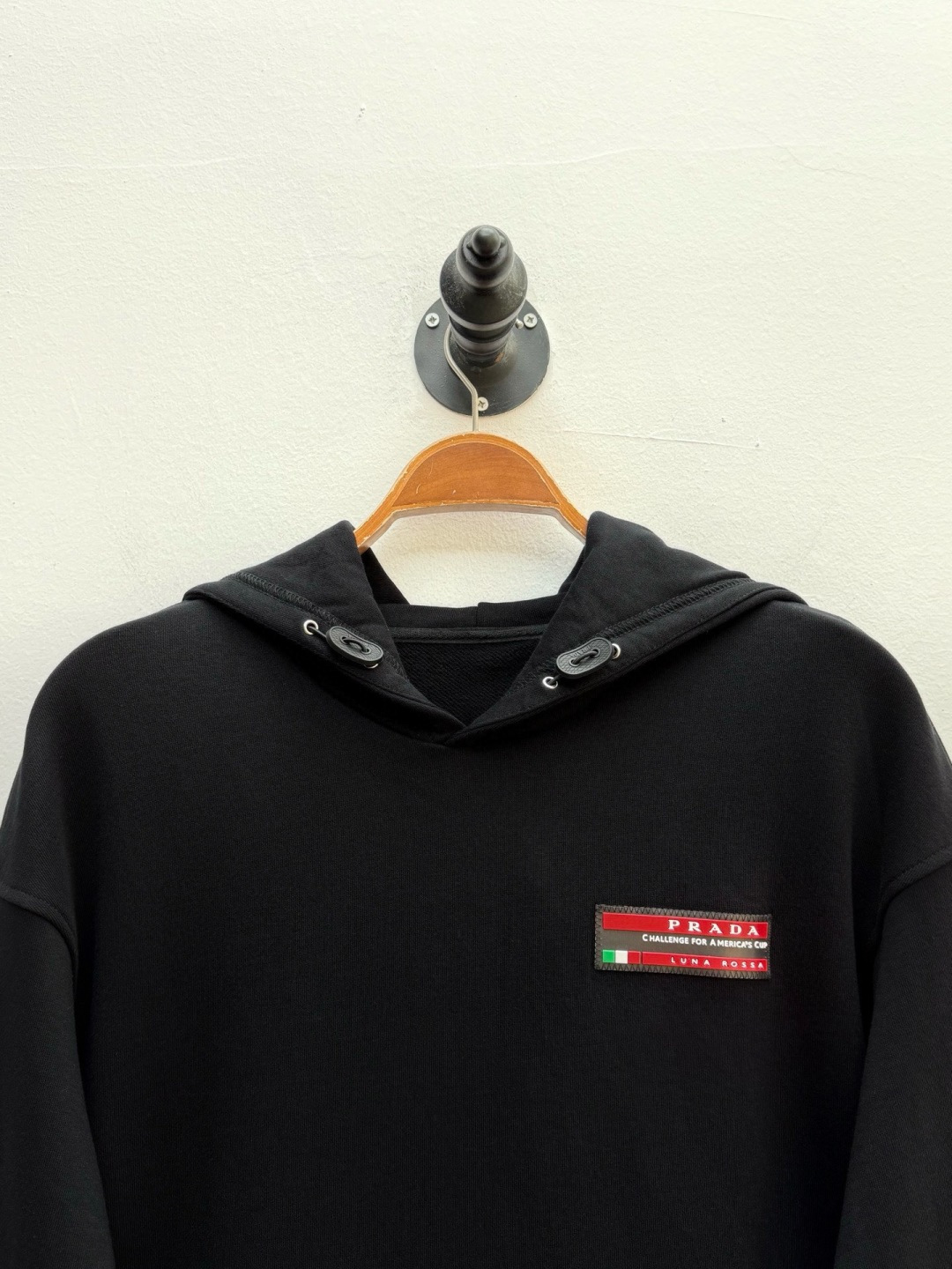 普*达Pr**a 2025早秋！ 经典款微阔型套头连帽卫衣 肩标结合经典红标点缀设计 连帽款式 ，不管版