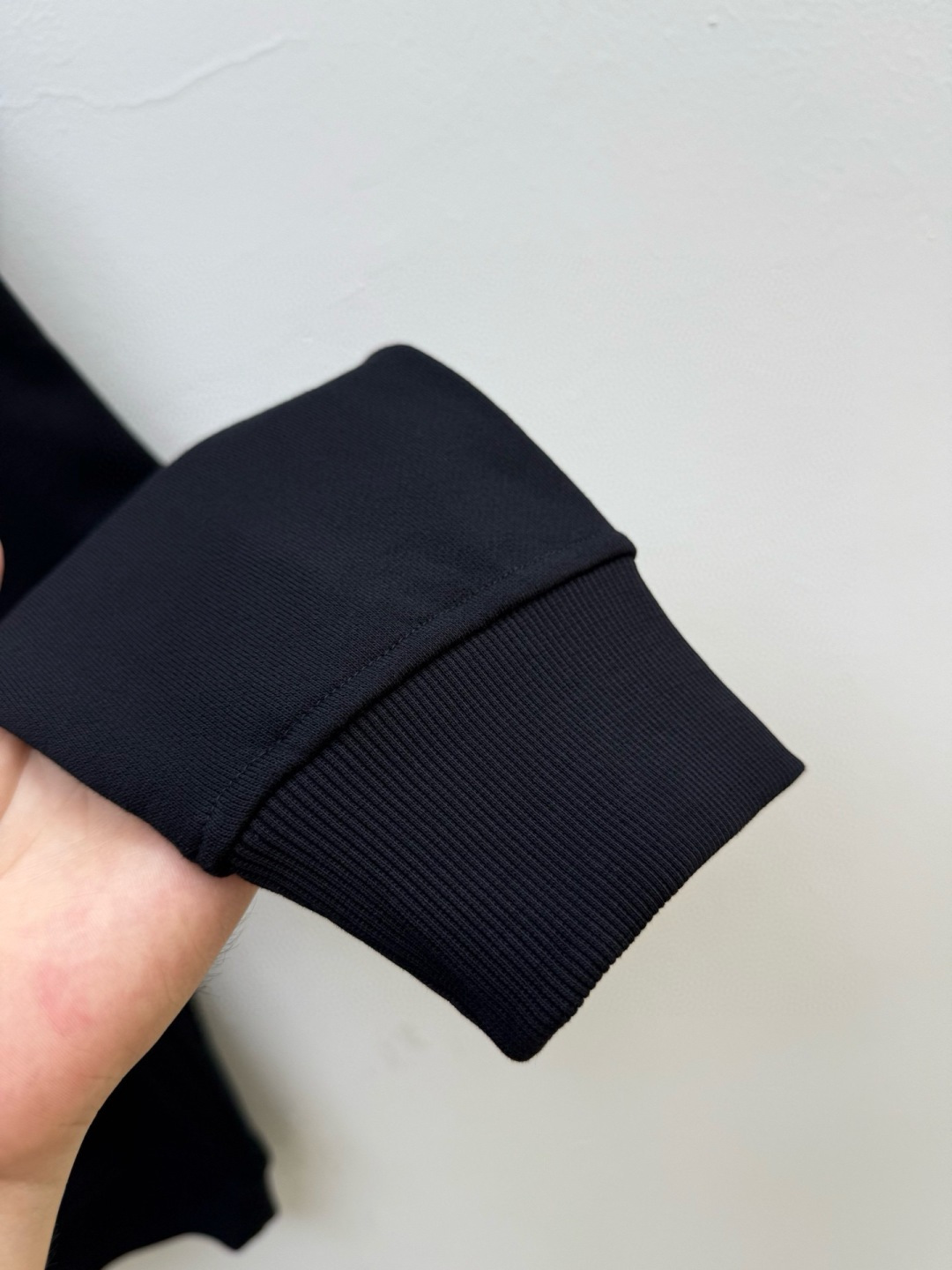 普*达Pr**a 2025早秋！ 经典款微阔型套头连帽卫衣 肩标结合经典红标点缀设计 连帽款式 ，不管版