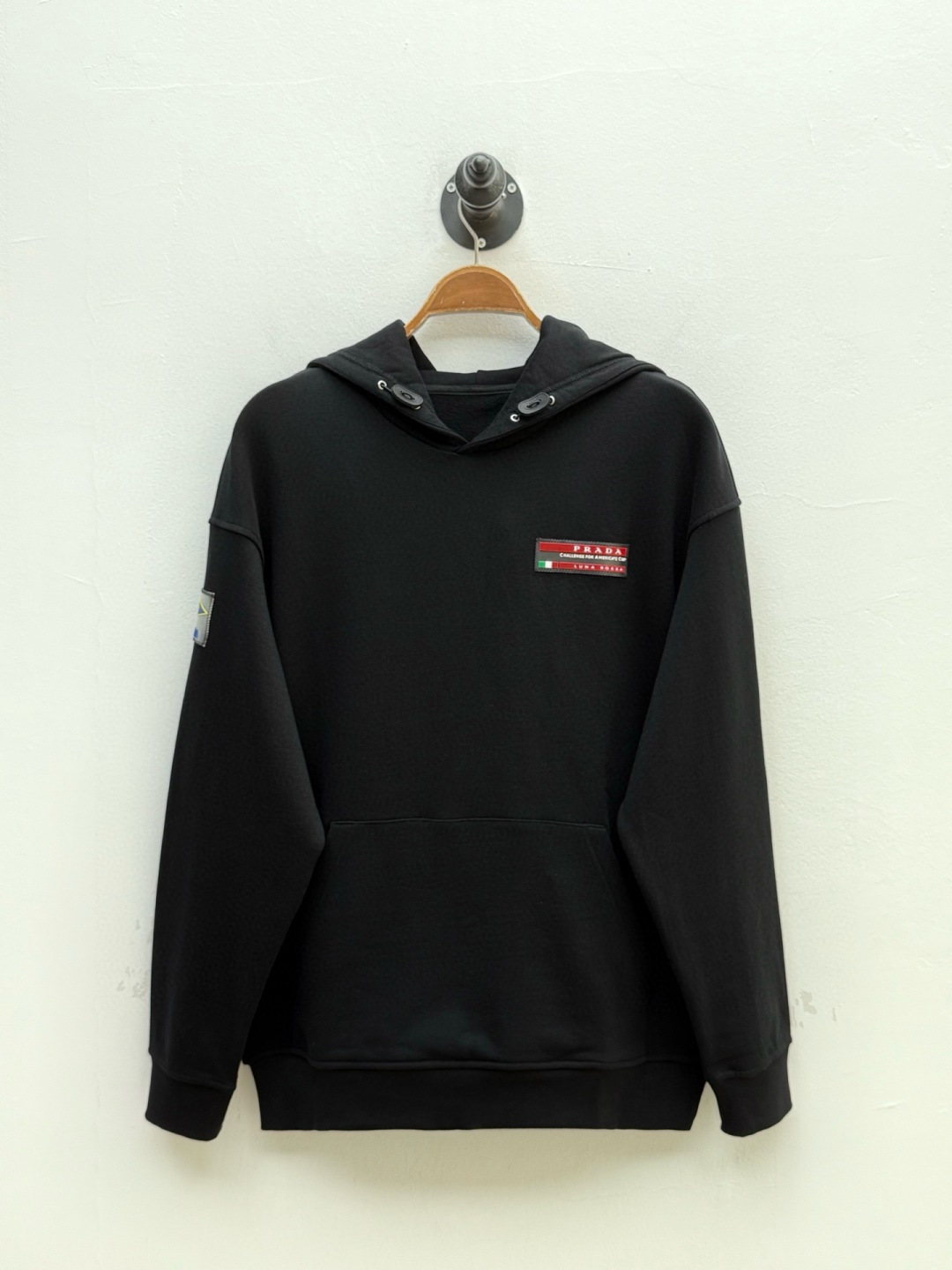 普*达Pr**a 2025早秋！ 经典款微阔型套头连帽卫衣 肩标结合经典红标点缀设计 连帽款式 ，不管版
