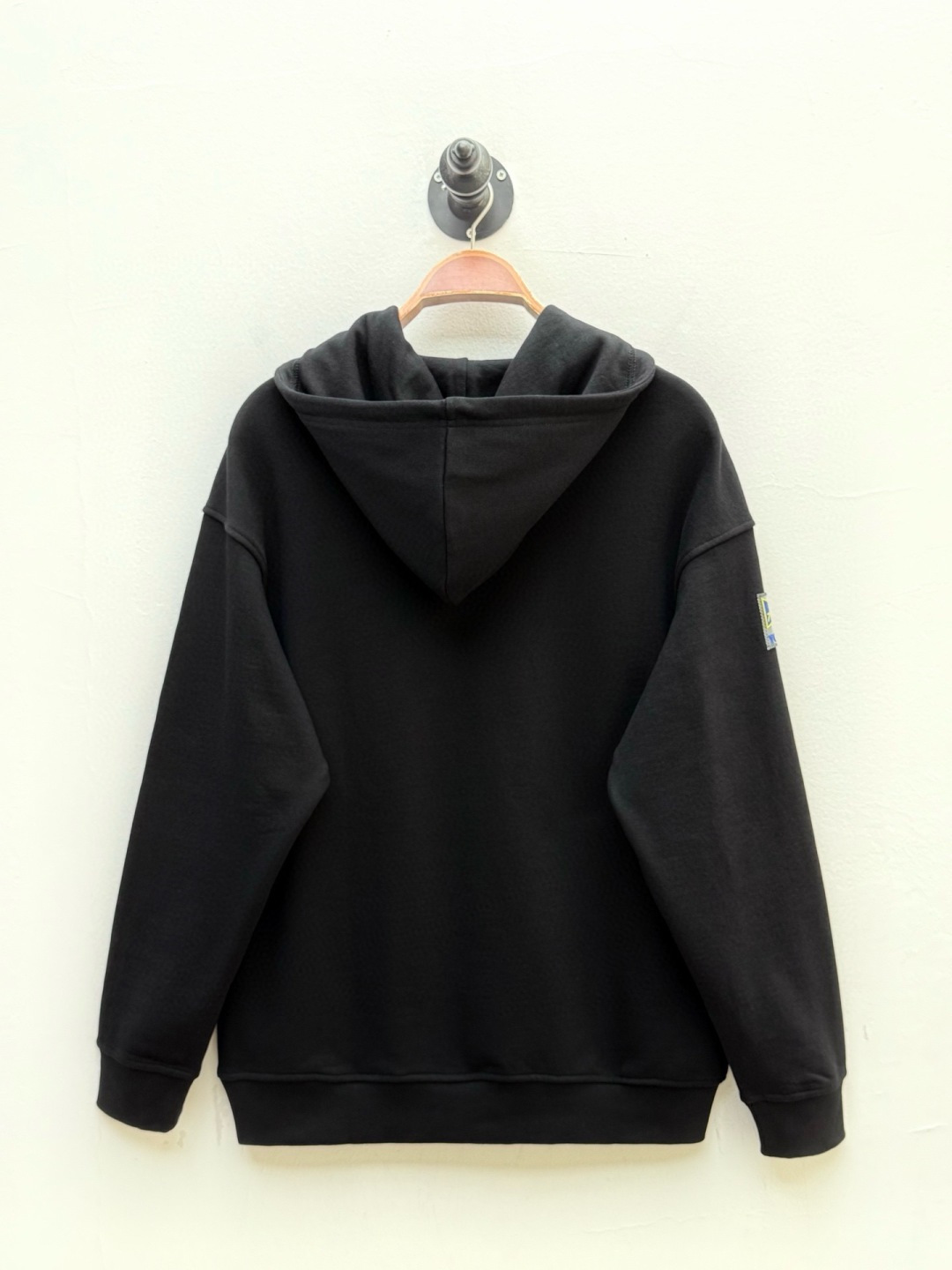 普*达Pr**a 2025早秋！ 经典款微阔型套头连帽卫衣 肩标结合经典红标点缀设计 连帽款式 ，不管版