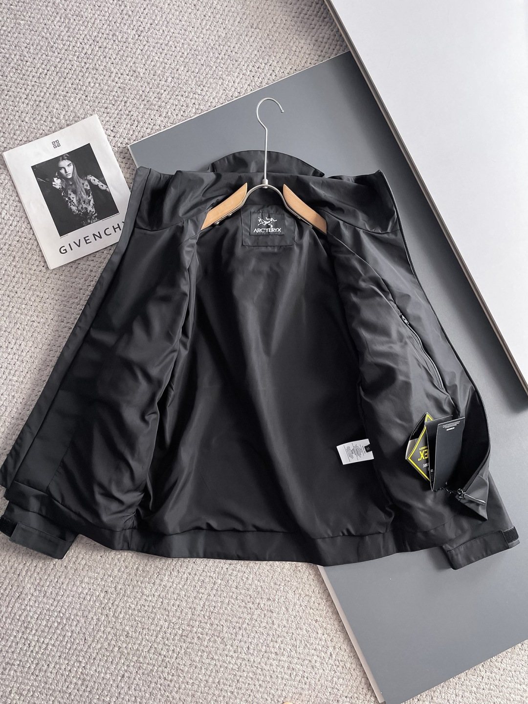 始祖鸟 官网同款，提前发售！2025ss开秋新款男士夹克外套，原单三标齐全高端版本！带隐藏帽，专柜定制面