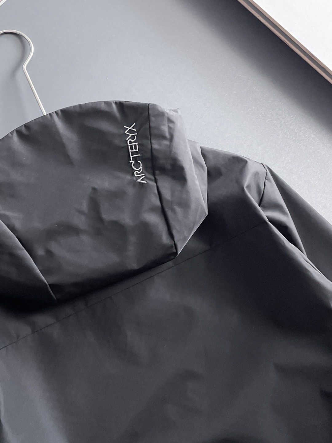 始祖鸟 官网同款，提前发售！2025ss开秋新款男士夹克外套，原单三标齐全高端版本！带隐藏帽，专柜定制面