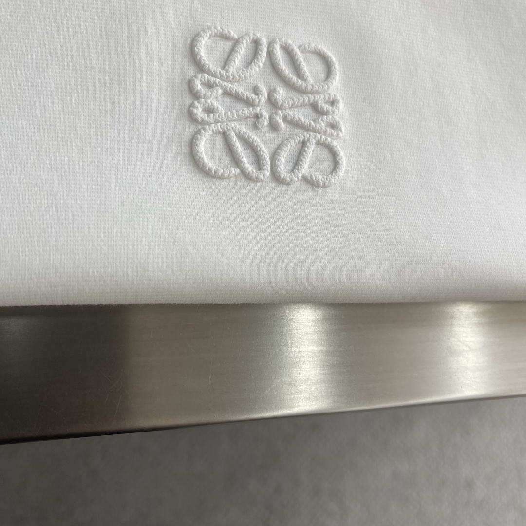 LOEW 2025秋冬系列长袖打底衫码数：M-5XL 微阔版型潮流罗马磨毛。面料表面刷毛做磨毛工艺与特殊