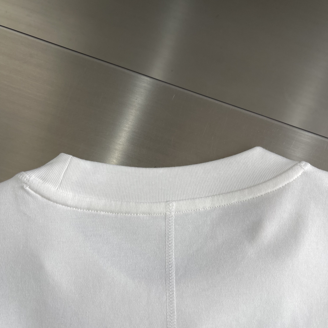 LOEW 2025秋冬系列长袖打底衫码数：M-5XL 微阔版型潮流罗马磨毛。面料表面刷毛做磨毛工艺与特殊