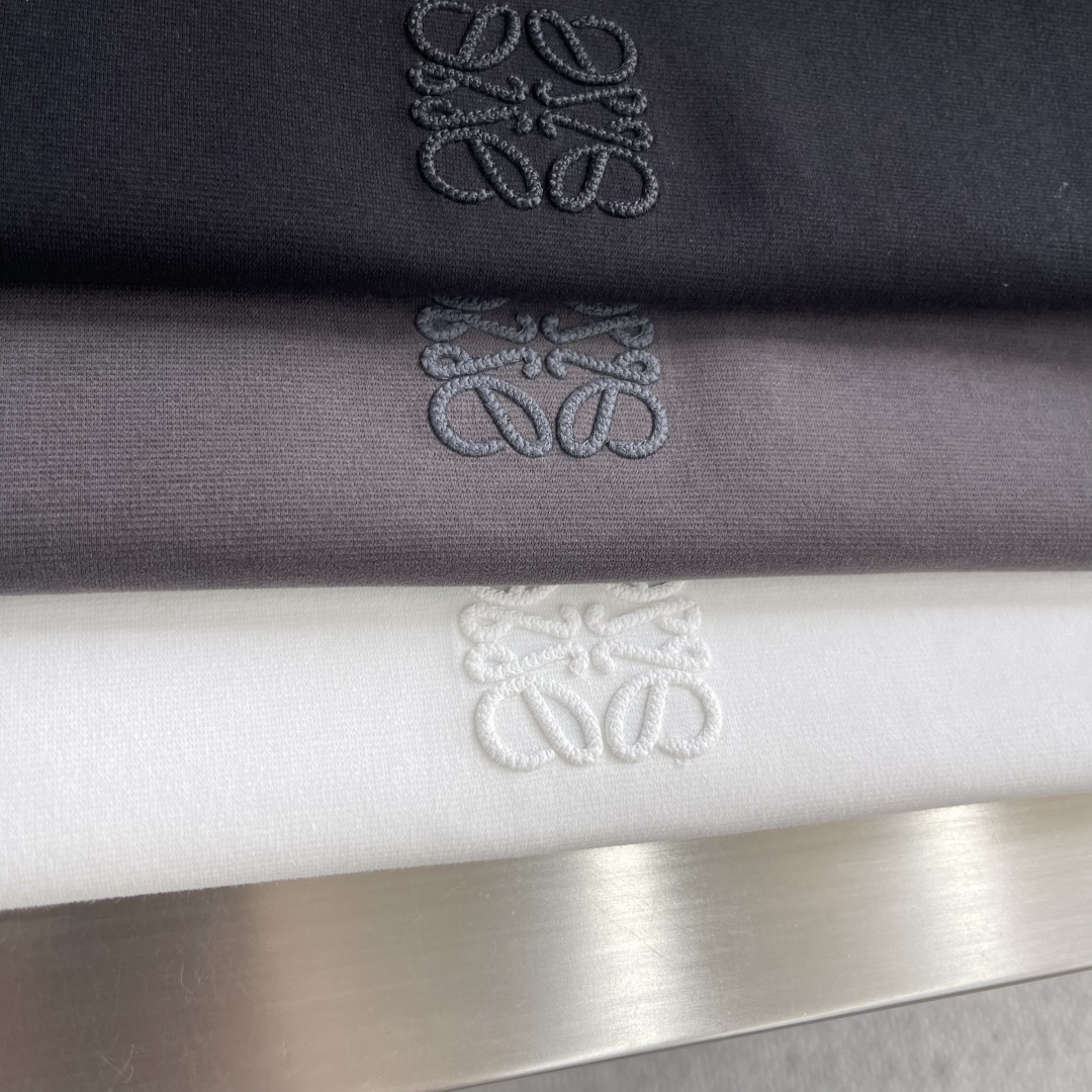 LOEW 2025秋冬系列长袖打底衫码数：M-5XL 微阔版型潮流罗马磨毛。面料表面刷毛做磨毛工艺与特殊