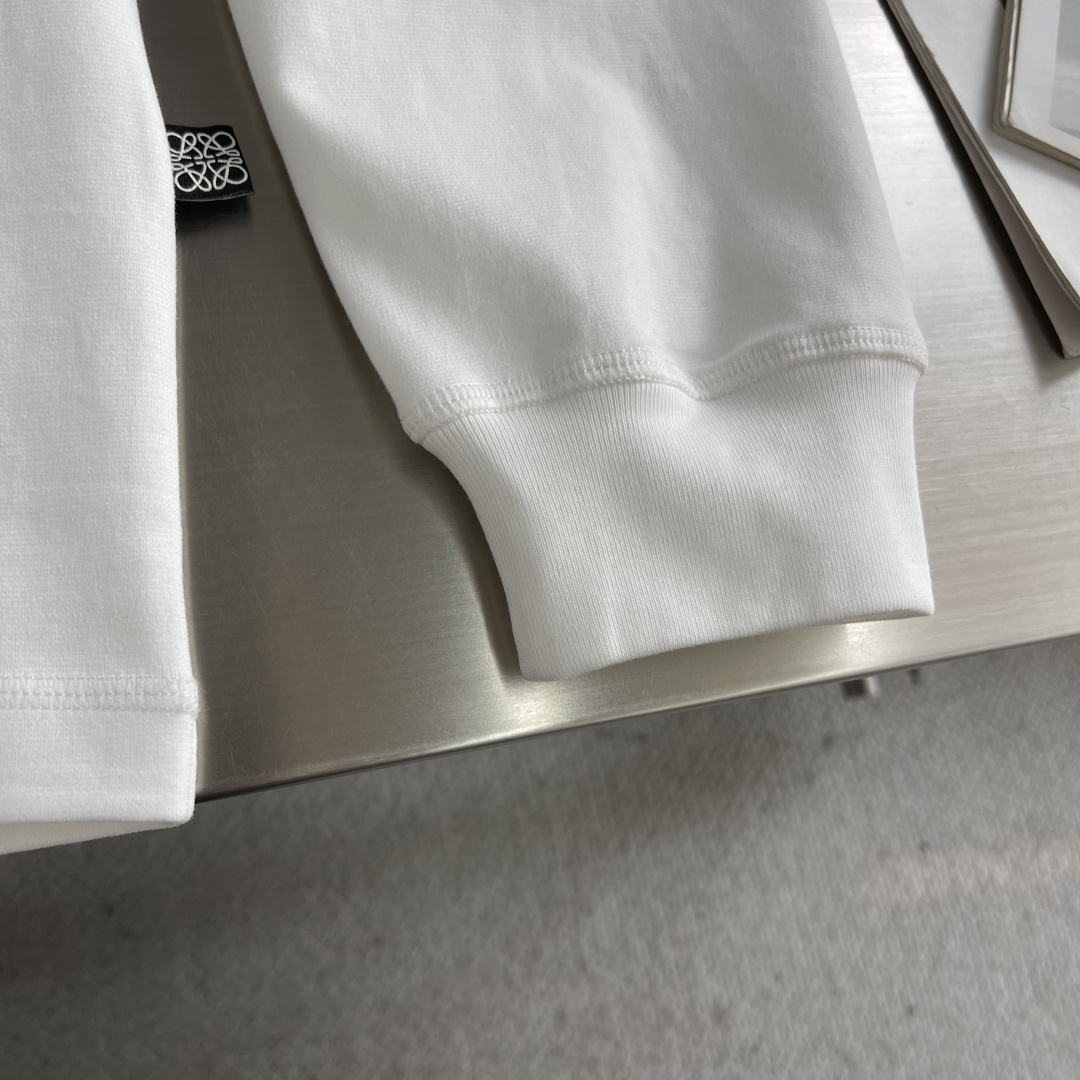 LOEW 2025秋冬系列长袖打底衫码数：M-5XL 微阔版型潮流罗马磨毛。面料表面刷毛做磨毛工艺与特殊