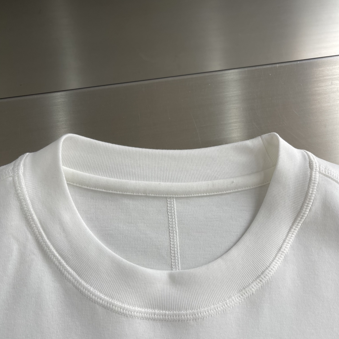 LOEW 2025秋冬系列长袖打底衫码数：M-5XL 微阔版型潮流罗马磨毛。面料表面刷毛做磨毛工艺与特殊