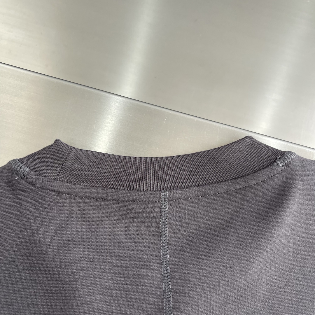 LOEW 2025秋冬系列长袖打底衫码数：M-5XL 微阔版型潮流罗马磨毛。面料表面刷毛做磨毛工艺与特殊