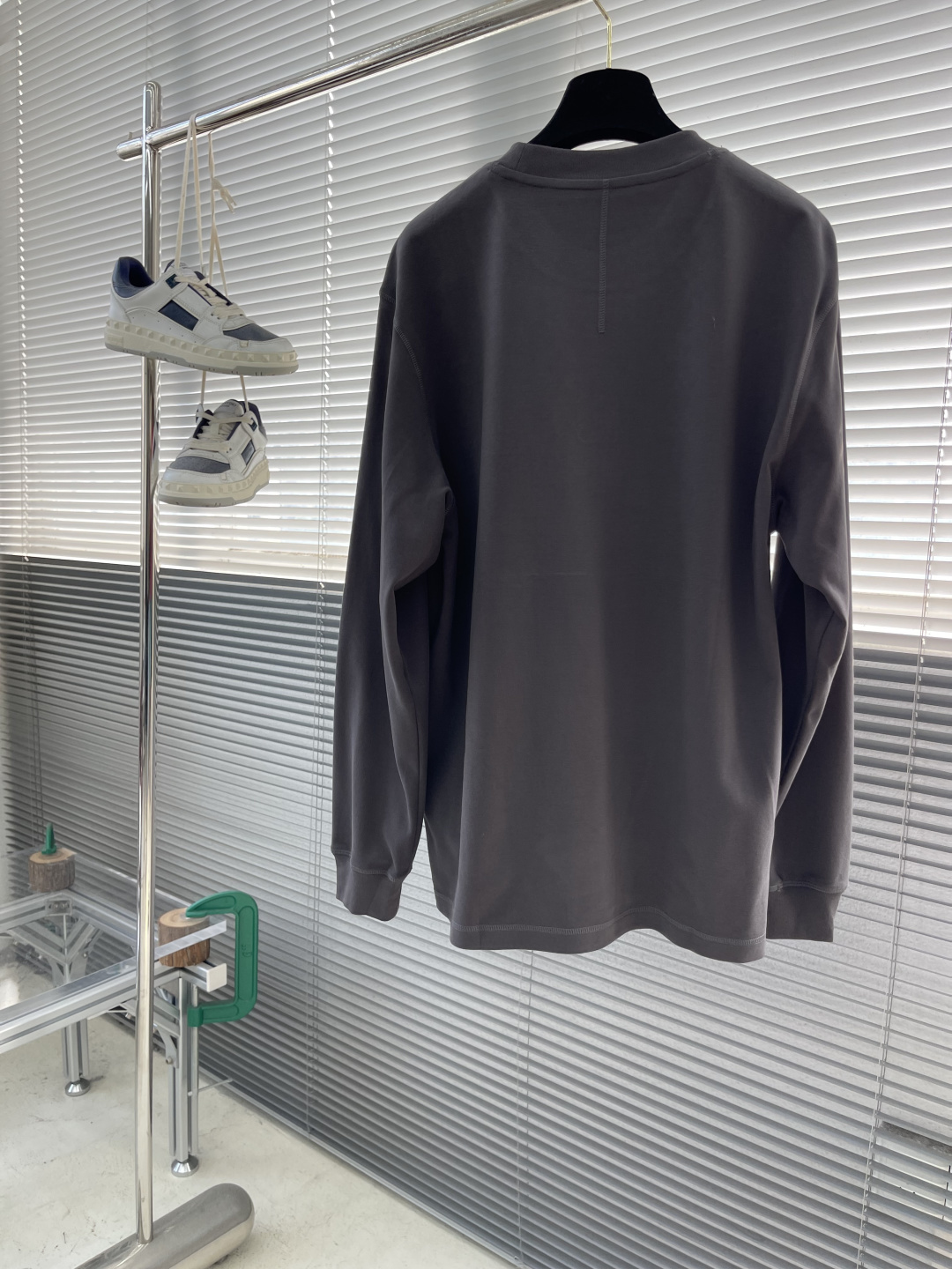 LOEW 2025秋冬系列长袖打底衫码数：M-5XL 微阔版型潮流罗马磨毛。面料表面刷毛做磨毛工艺与特殊