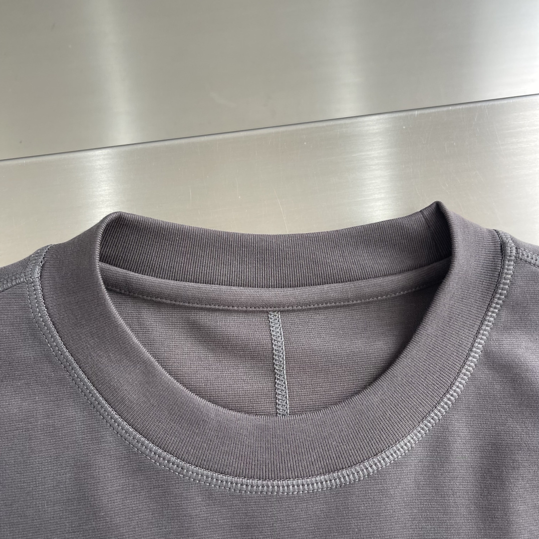 LOEW 2025秋冬系列长袖打底衫码数：M-5XL 微阔版型潮流罗马磨毛。面料表面刷毛做磨毛工艺与特殊