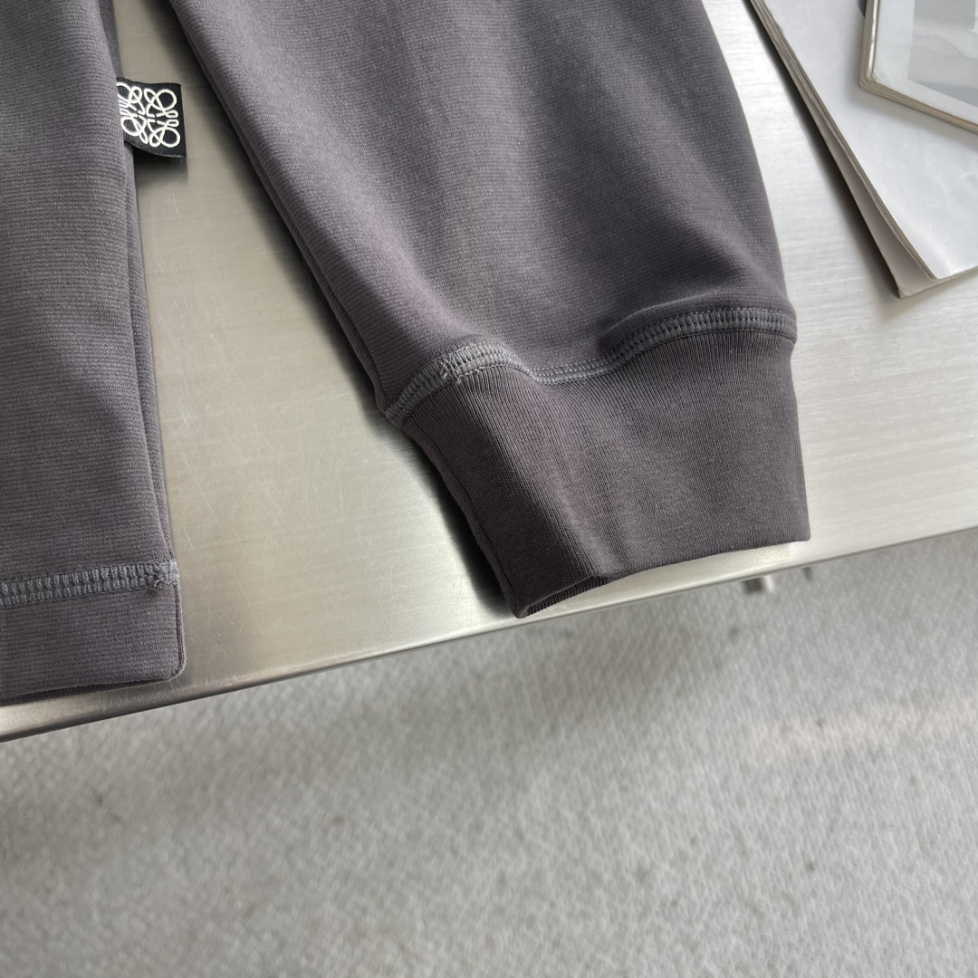 LOEW 2025秋冬系列长袖打底衫码数：M-5XL 微阔版型潮流罗马磨毛。面料表面刷毛做磨毛工艺与特殊