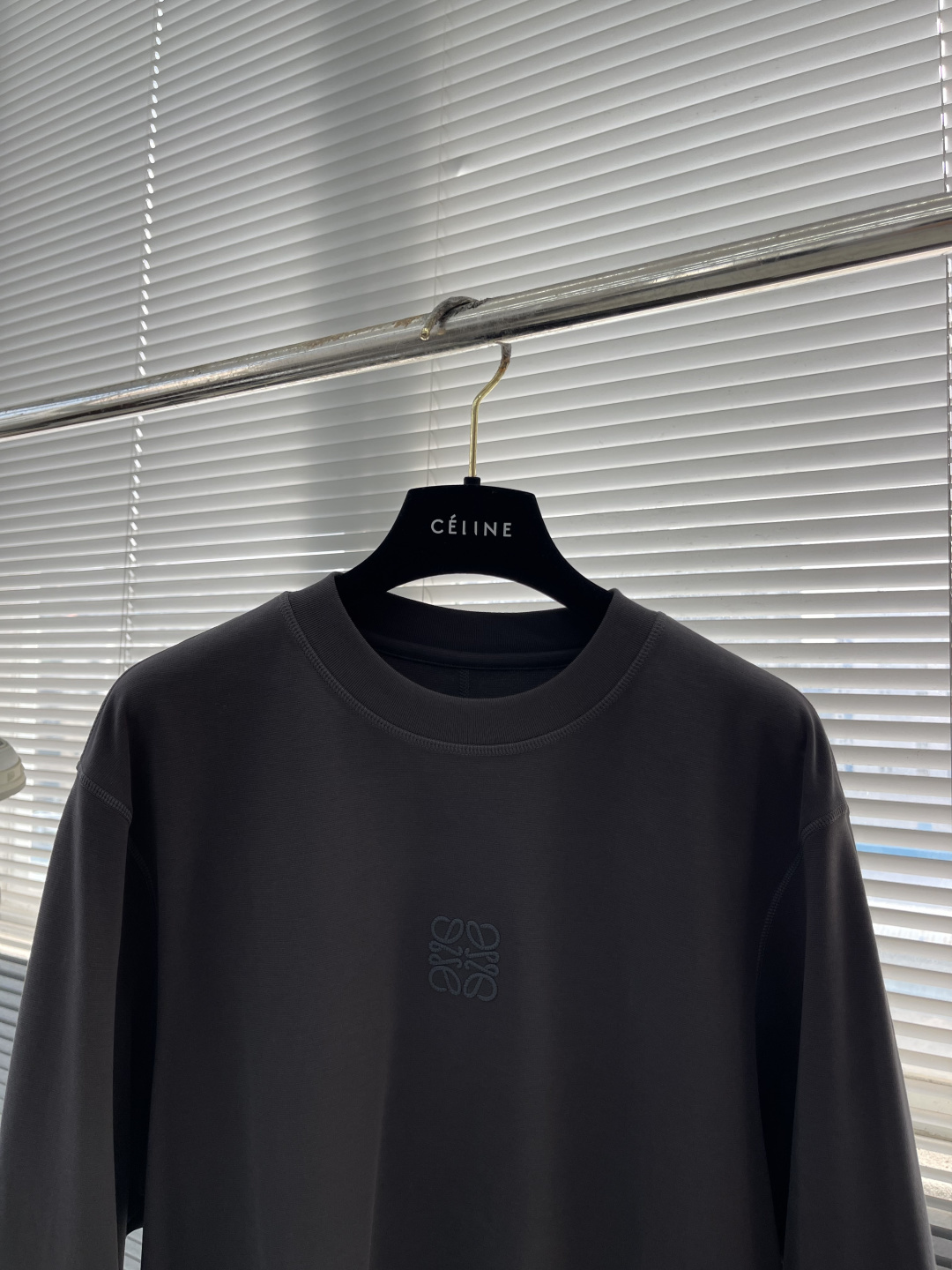 LOEW 2025秋冬系列长袖打底衫码数：M-5XL 微阔版型潮流罗马磨毛。面料表面刷毛做磨毛工艺与特殊