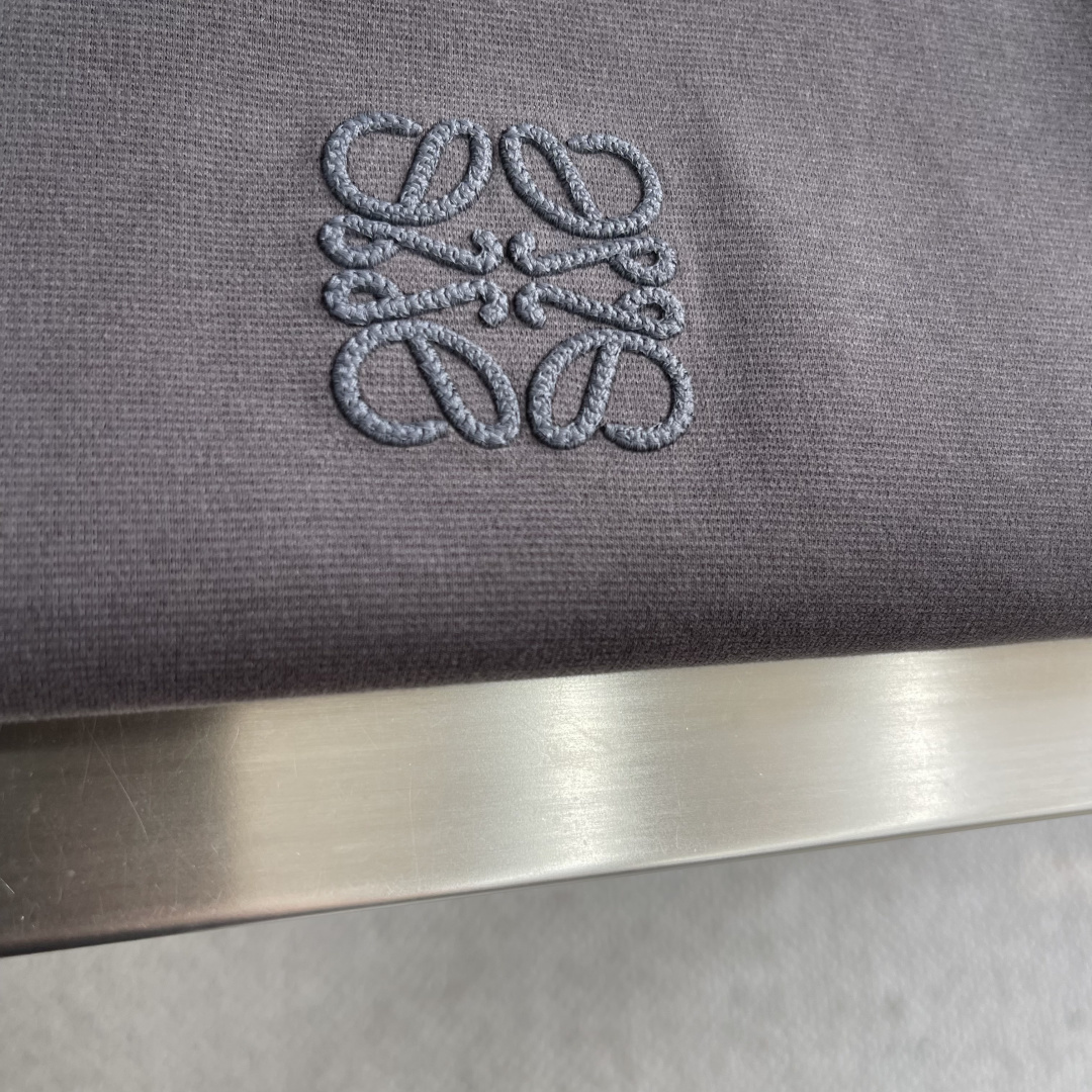 LOEW 2025秋冬系列长袖打底衫码数：M-5XL 微阔版型潮流罗马磨毛。面料表面刷毛做磨毛工艺与特殊