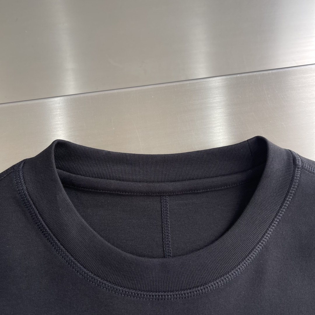 LOEW 2025秋冬系列长袖打底衫码数：M-5XL 微阔版型潮流罗马磨毛。面料表面刷毛做磨毛工艺与特殊