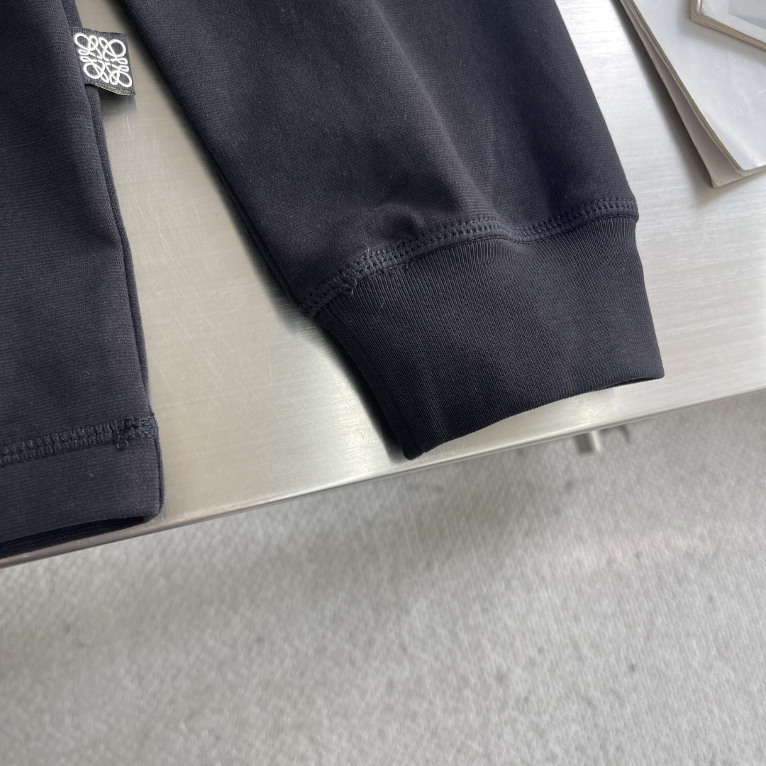 LOEW 2025秋冬系列长袖打底衫码数：M-5XL 微阔版型潮流罗马磨毛。面料表面刷毛做磨毛工艺与特殊