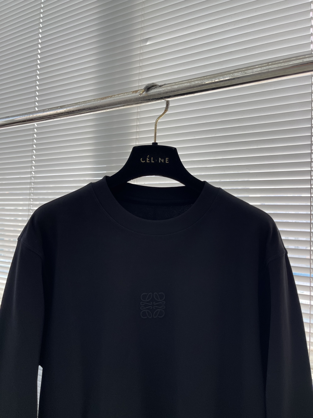 LOEW 2025秋冬系列长袖打底衫码数：M-5XL 微阔版型潮流罗马磨毛。面料表面刷毛做磨毛工艺与特殊