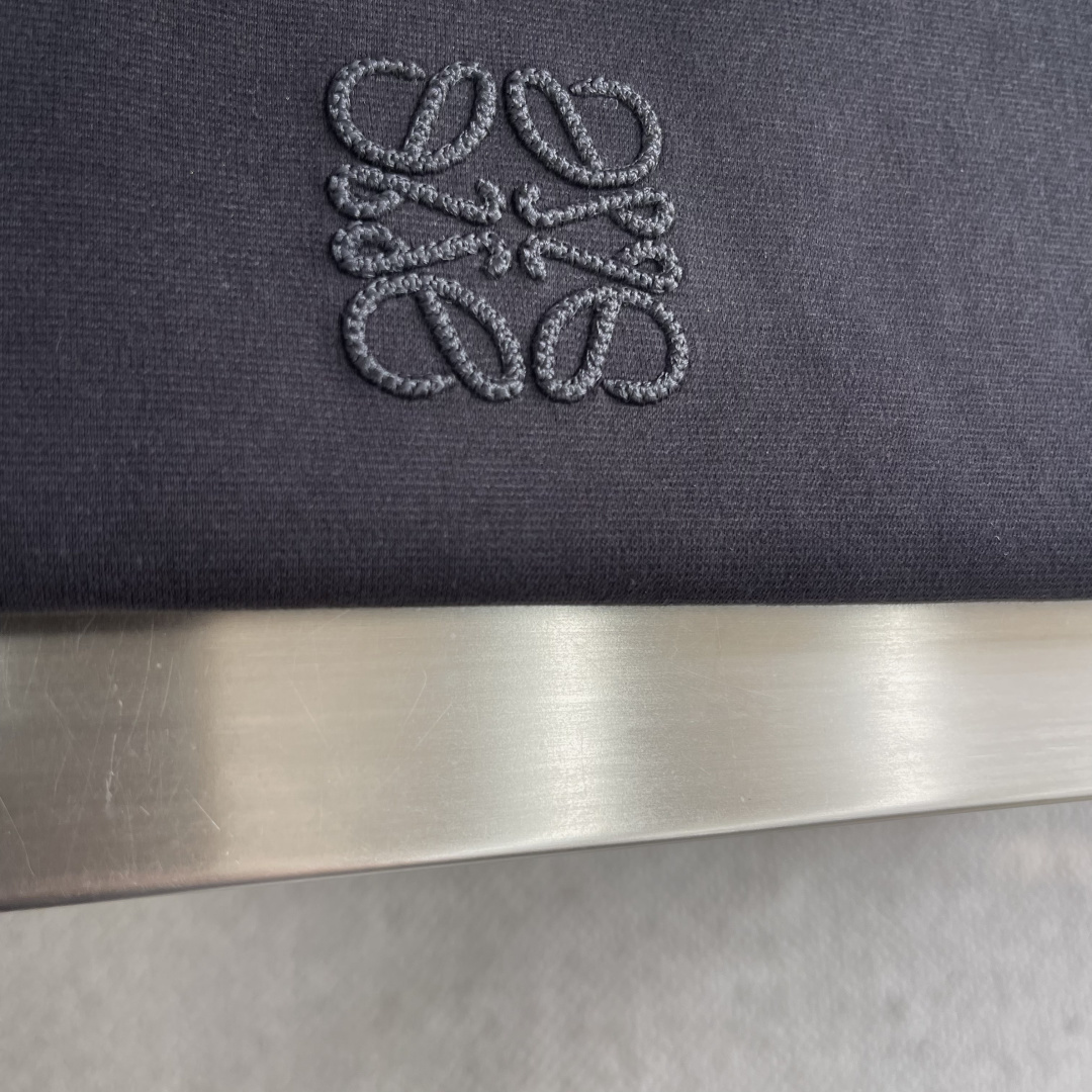 LOEW 2025秋冬系列长袖打底衫码数：M-5XL 微阔版型潮流罗马磨毛。面料表面刷毛做磨毛工艺与特殊