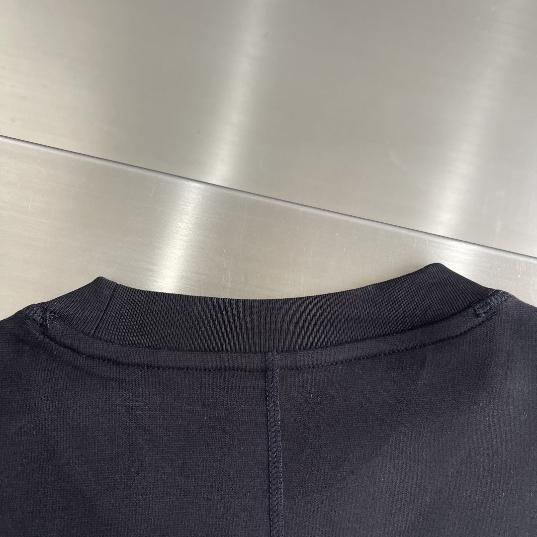 LOEW 2025秋冬系列长袖打底衫码数：M-5XL 微阔版型潮流罗马磨毛。面料表面刷毛做磨毛工艺与特殊