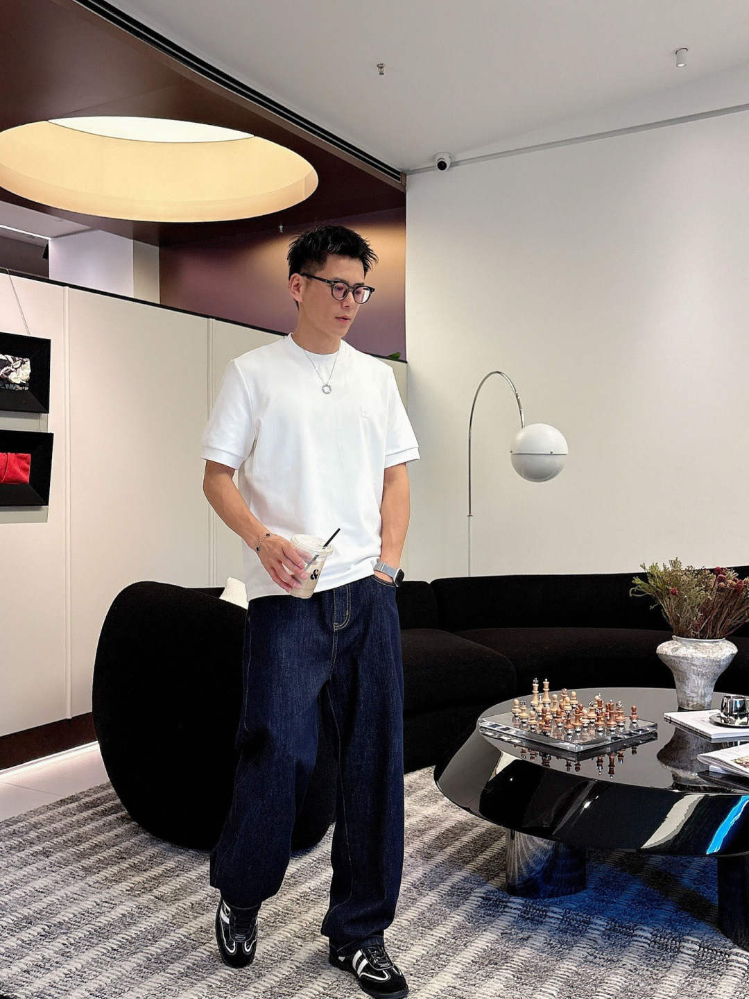 1.颜色：黑色 白色 铁灰2.常规短袖T M-5XL3.抗菌保暖棉。面料布面细腻，延展性强，光泽度好，手