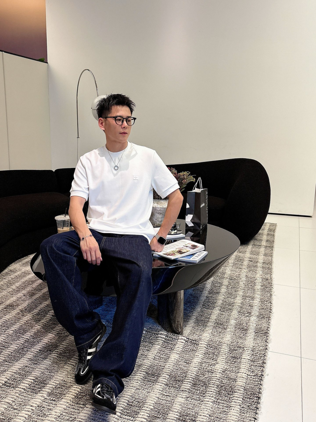 1.颜色：黑色 白色 铁灰2.常规短袖T M-5XL3.抗菌保暖棉。面料布面细腻，延展性强，光泽度好，手