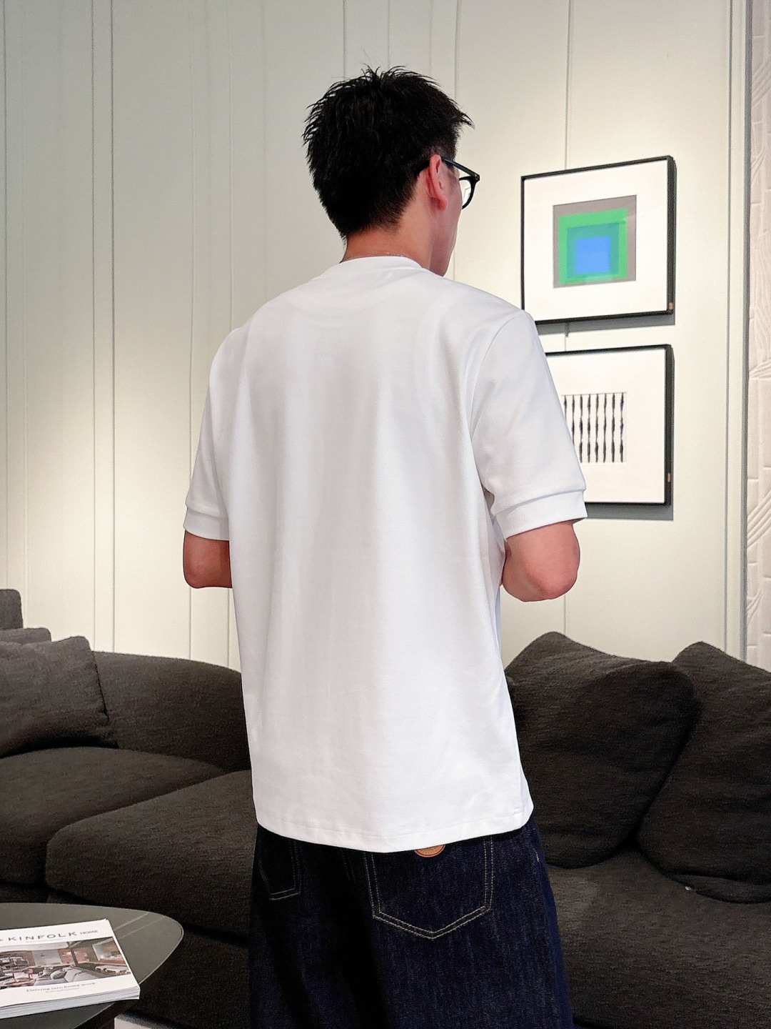 1.颜色：黑色 白色 铁灰2.常规短袖T M-5XL3.抗菌保暖棉。面料布面细腻，延展性强，光泽度好，手