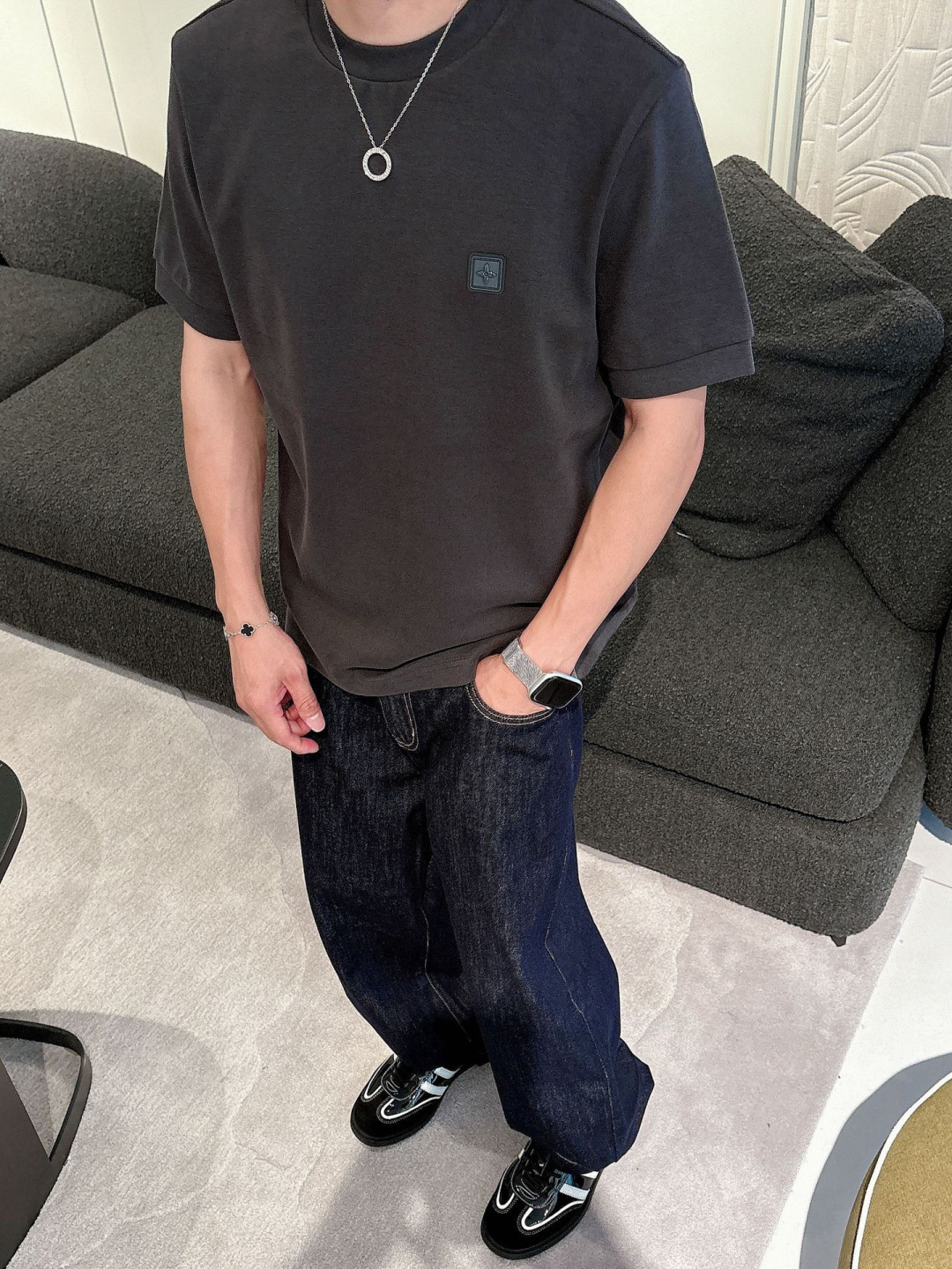 1.颜色：黑色 白色 铁灰2.常规短袖T M-5XL3.抗菌保暖棉。面料布面细腻，延展性强，光泽度好，手