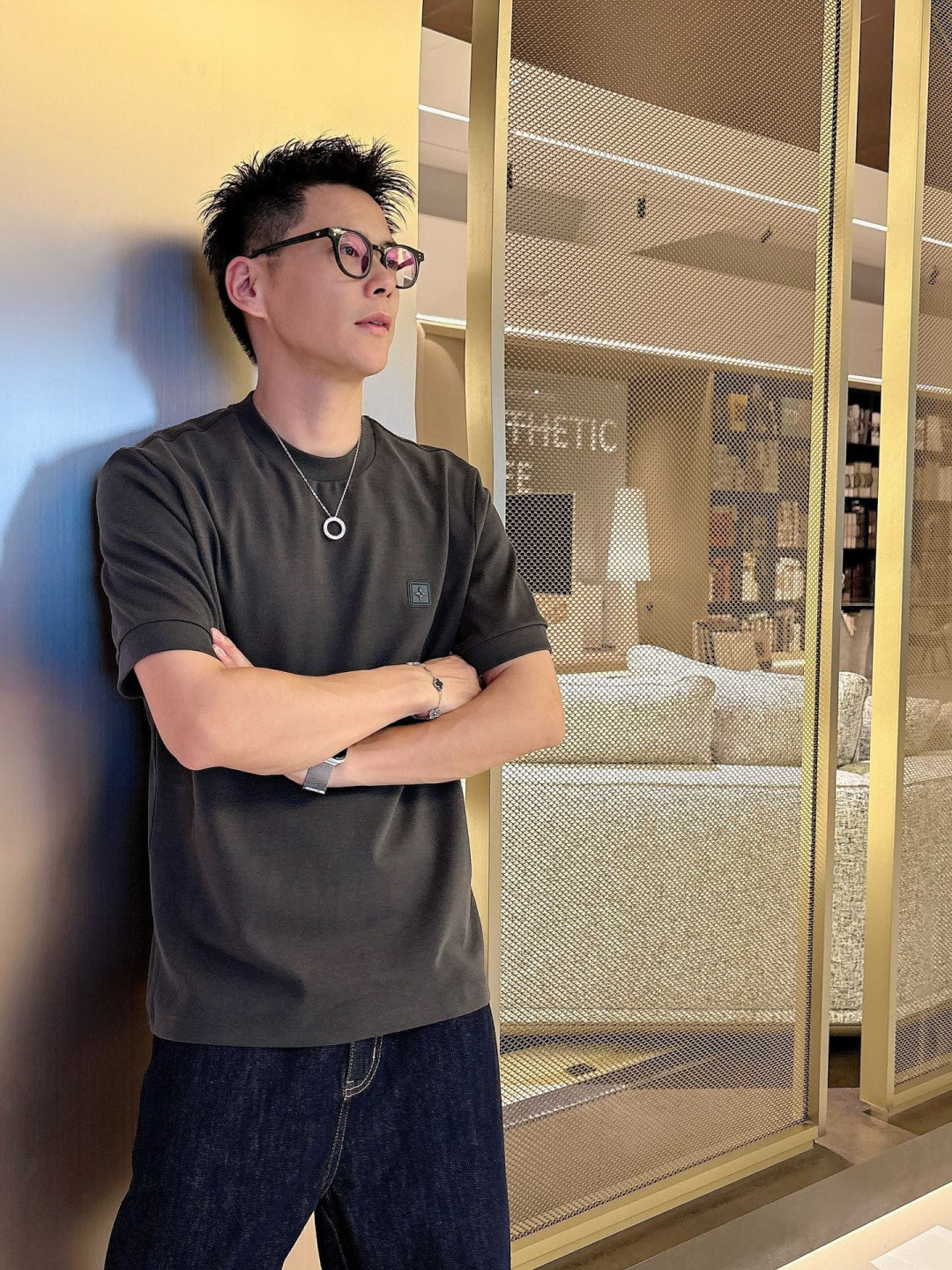 1.颜色：黑色 白色 铁灰2.常规短袖T M-5XL3.抗菌保暖棉。面料布面细腻，延展性强，光泽度好，手