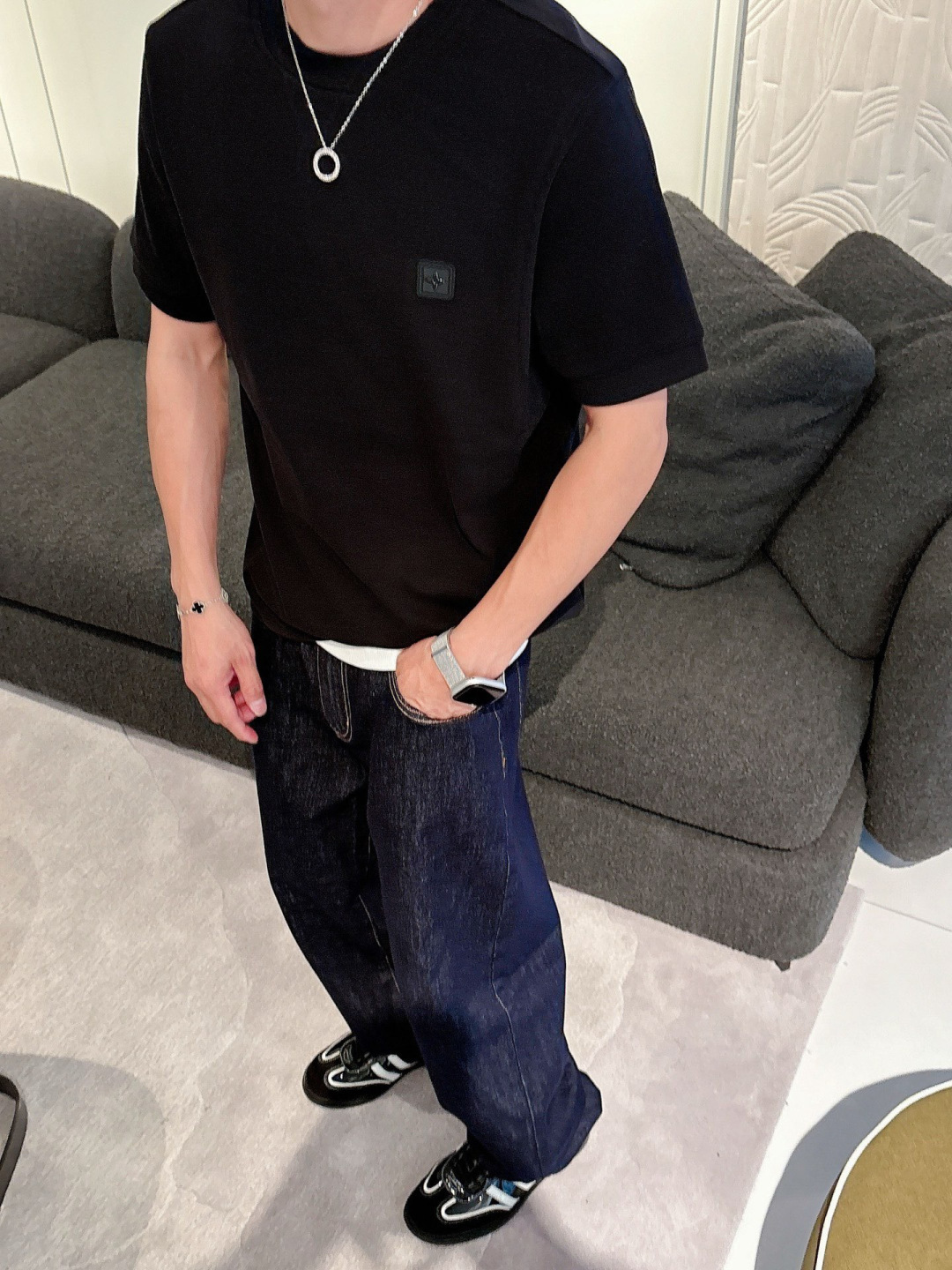 1.颜色：黑色 白色 铁灰2.常规短袖T M-5XL3.抗菌保暖棉。面料布面细腻，延展性强，光泽度好，手