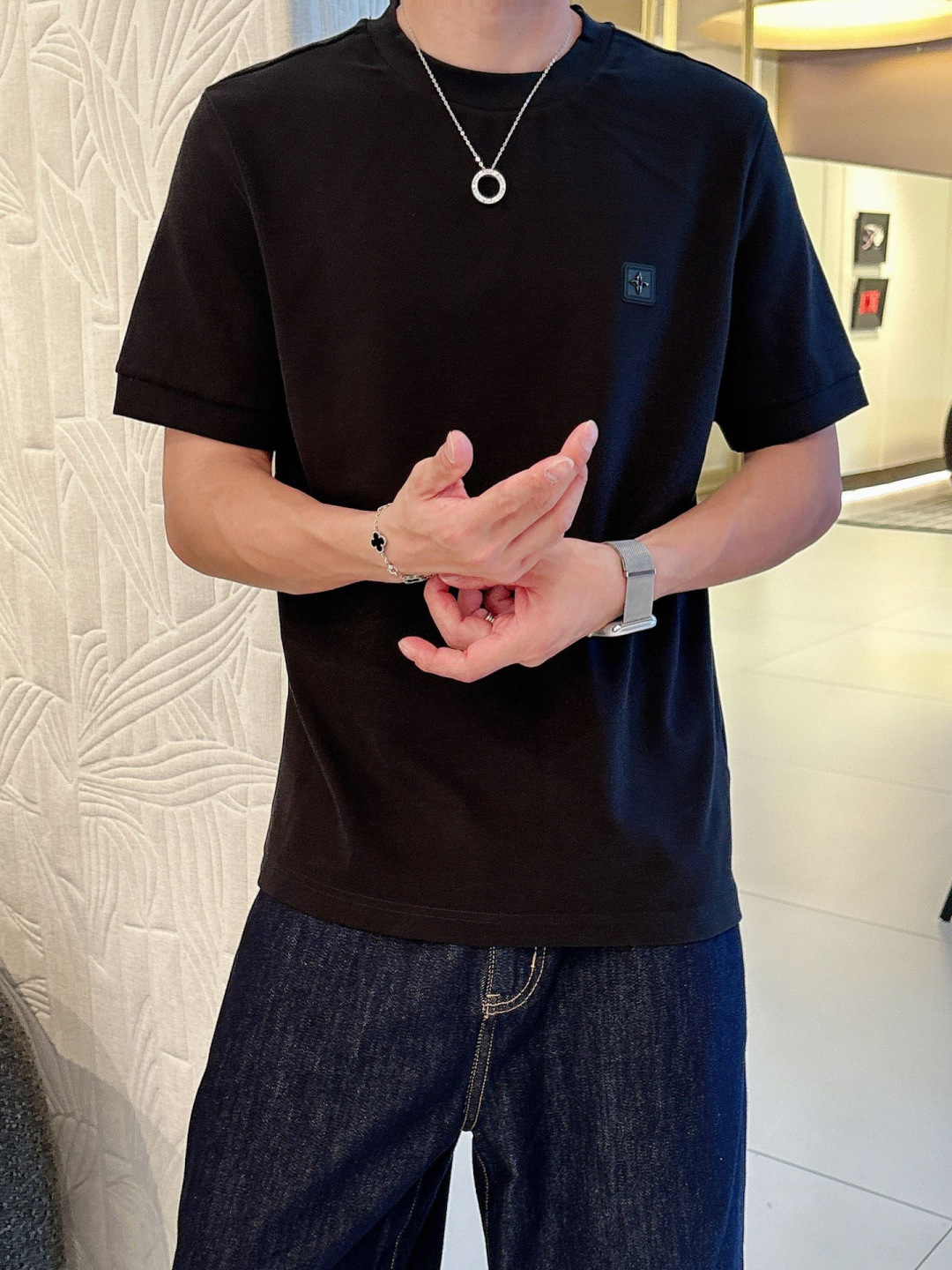 1.颜色：黑色 白色 铁灰2.常规短袖T M-5XL3.抗菌保暖棉。面料布面细腻，延展性强，光泽度好，手