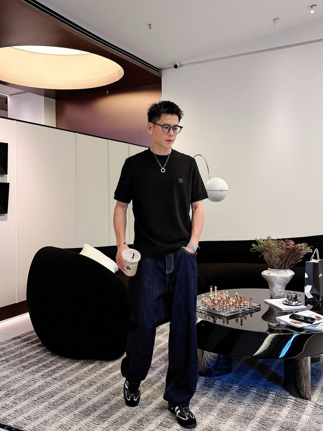 1.颜色：黑色 白色 铁灰2.常规短袖T M-5XL3.抗菌保暖棉。面料布面细腻，延展性强，光泽度好，手