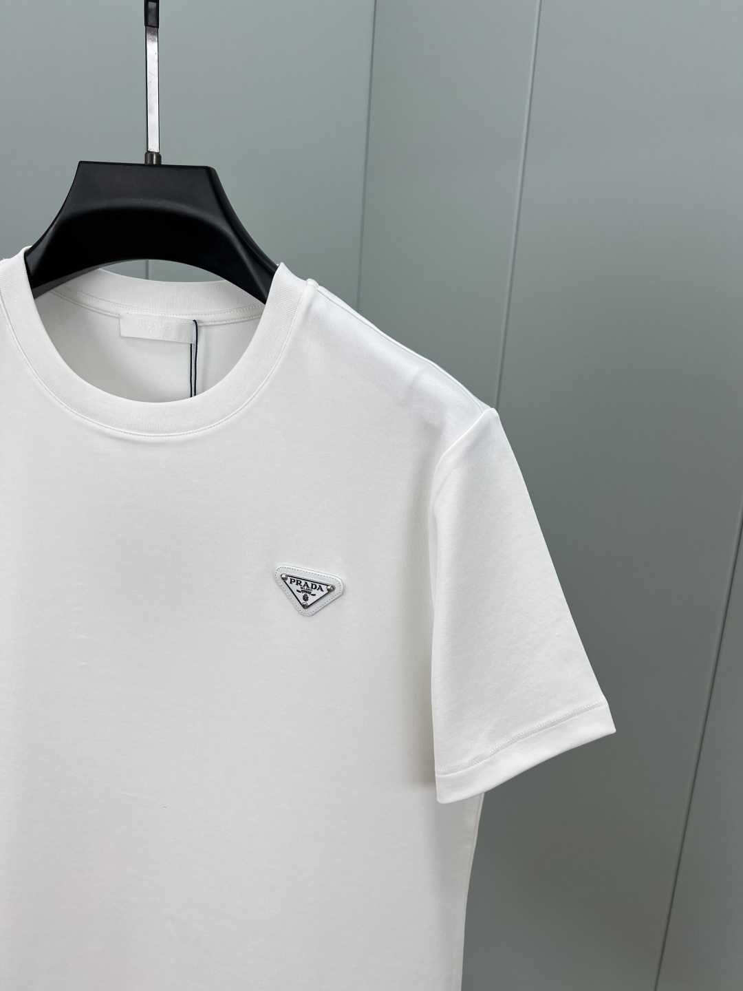 Prada.普拉达 25秋冬新品经典涂珐琅三角形金属徽标加厚面料短袖T恤，胸前饰有标志性特色三角标点缀，
