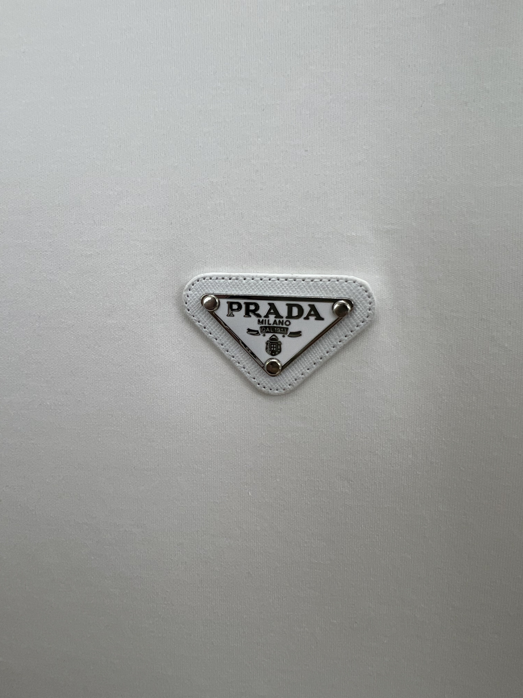 Prada.普拉达 25秋冬新品经典涂珐琅三角形金属徽标加厚面料短袖T恤，胸前饰有标志性特色三角标点缀，