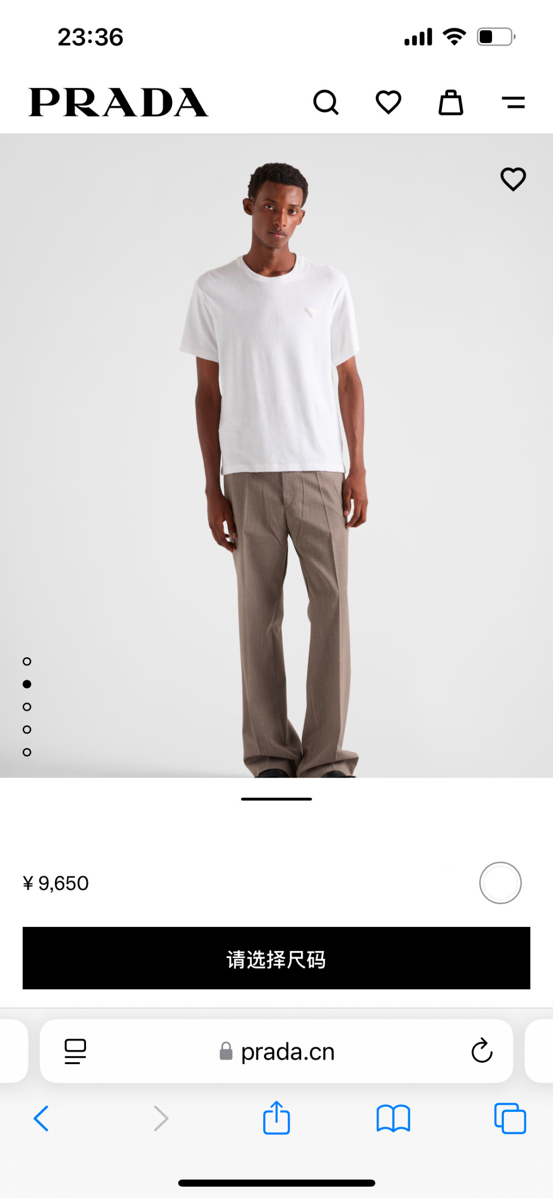 Prada.普拉达 25秋冬新品经典涂珐琅三角形金属徽标加厚面料短袖T恤，胸前饰有标志性特色三角标点缀，