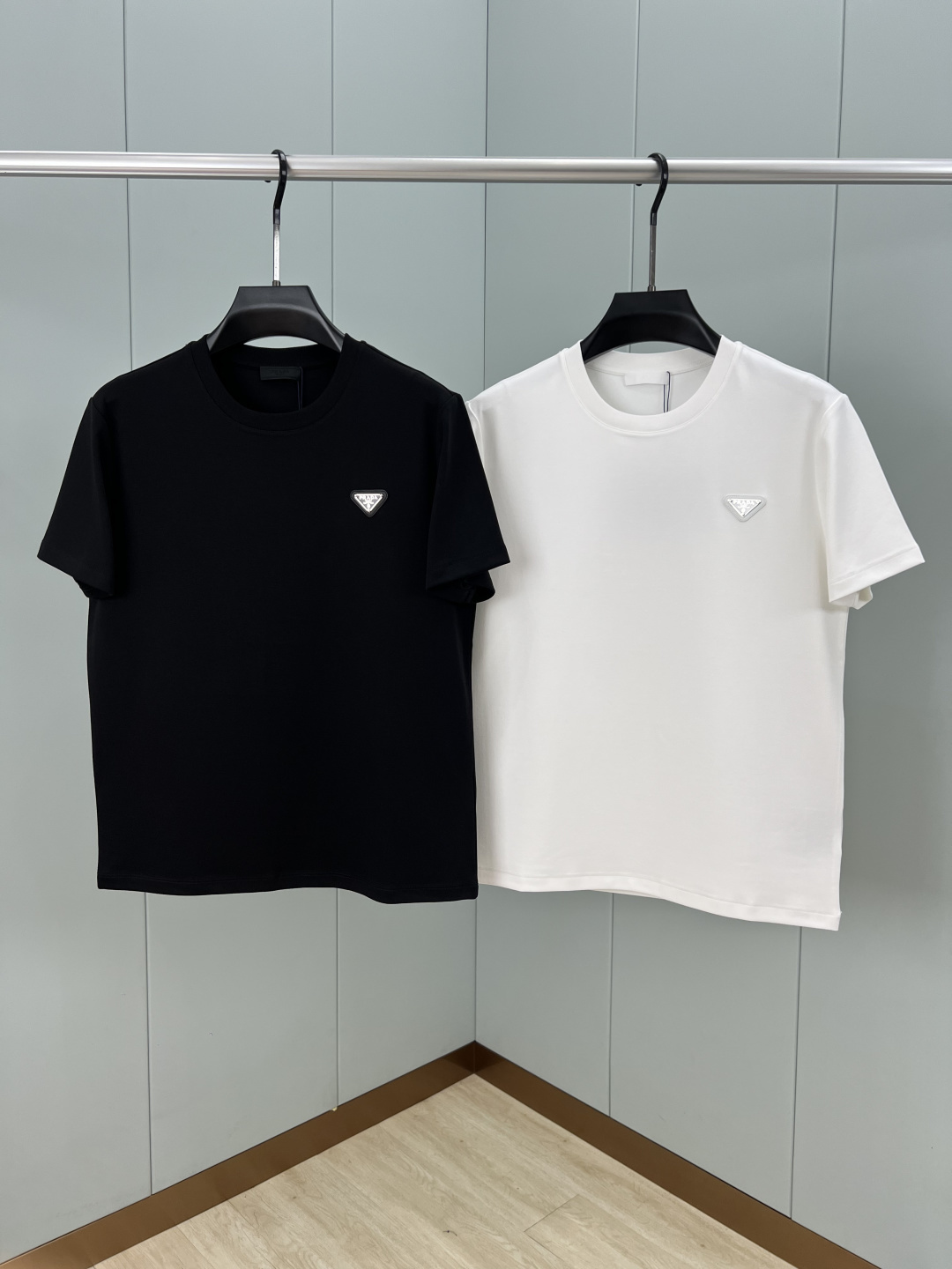 Prada.普拉达 25秋冬新品经典涂珐琅三角形金属徽标加厚面料短袖T恤，胸前饰有标志性特色三角标点缀，