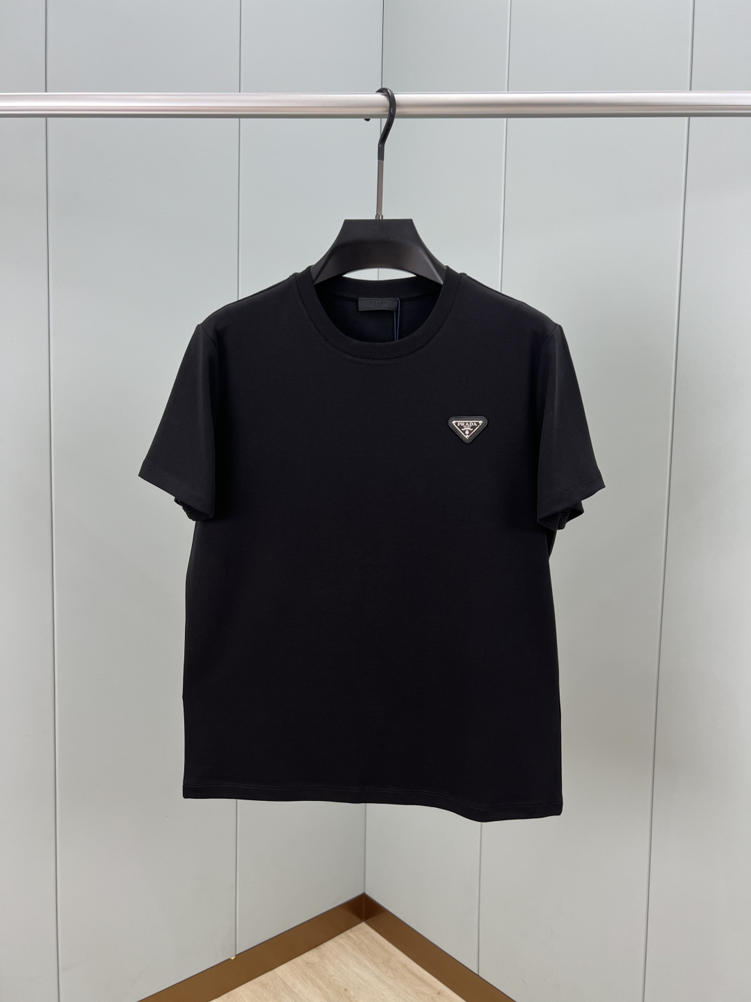 Prada.普拉达 25秋冬新品经典涂珐琅三角形金属徽标加厚面料短袖T恤，胸前饰有标志性特色三角标点缀，