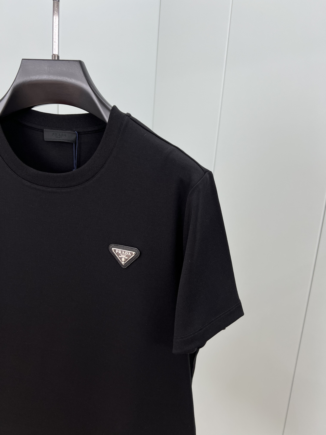 Prada.普拉达 25秋冬新品经典涂珐琅三角形金属徽标加厚面料短袖T恤，胸前饰有标志性特色三角标点缀，