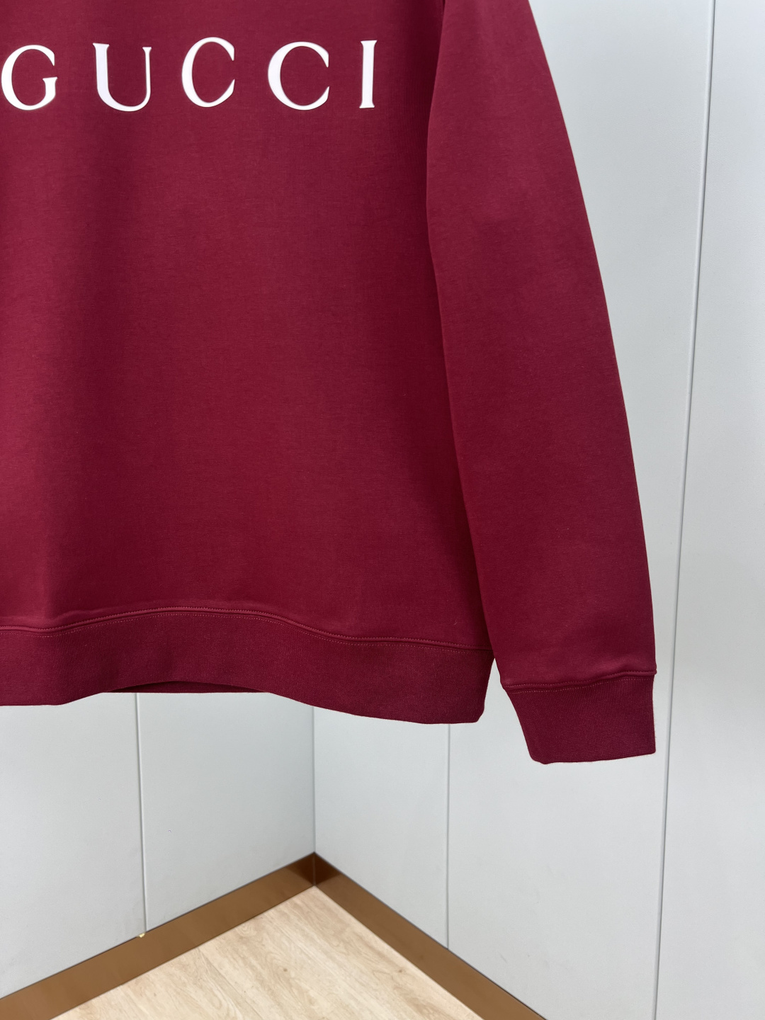 Gucci.古驰 25秋冬新品饰品牌字母GUCCI印花标识针织圆领卫衣，正面字母简约低调演绎品牌元素标识