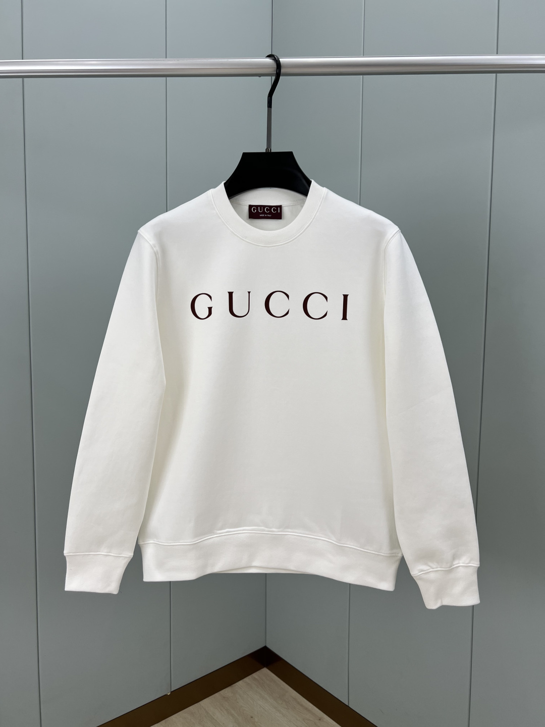 Gucci.古驰 25秋冬新品饰品牌字母GUCCI印花标识针织圆领卫衣，正面字母简约低调演绎品牌元素标识
