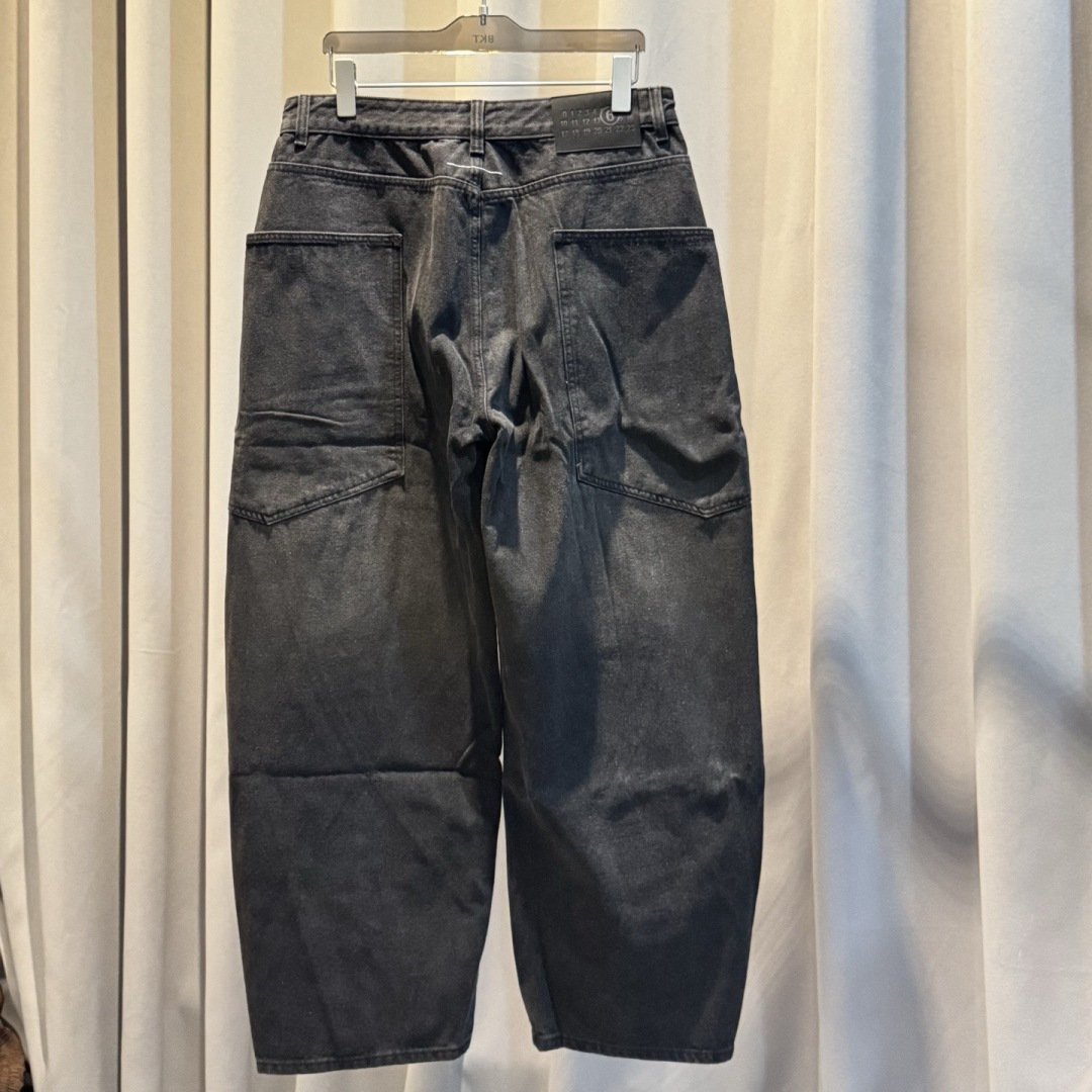 新款🌟YMM，直筒牛仔裤，采用优质牛仔面料打造，别具一格。logo皮标点缀，细节到位！上身效果个性十足！