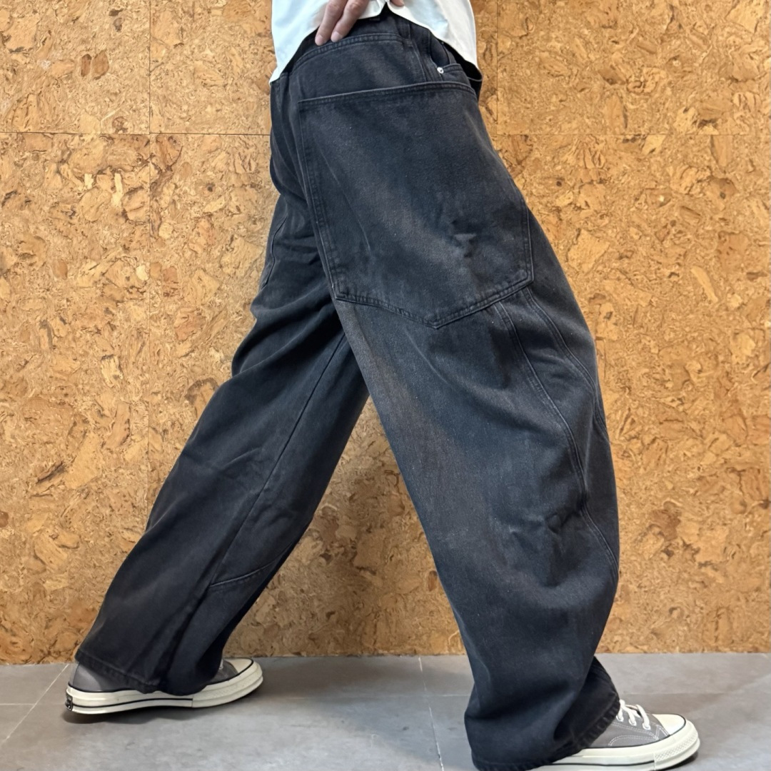 新款🌟YMM，直筒牛仔裤，采用优质牛仔面料打造，别具一格。logo皮标点缀，细节到位！上身效果个性十足！