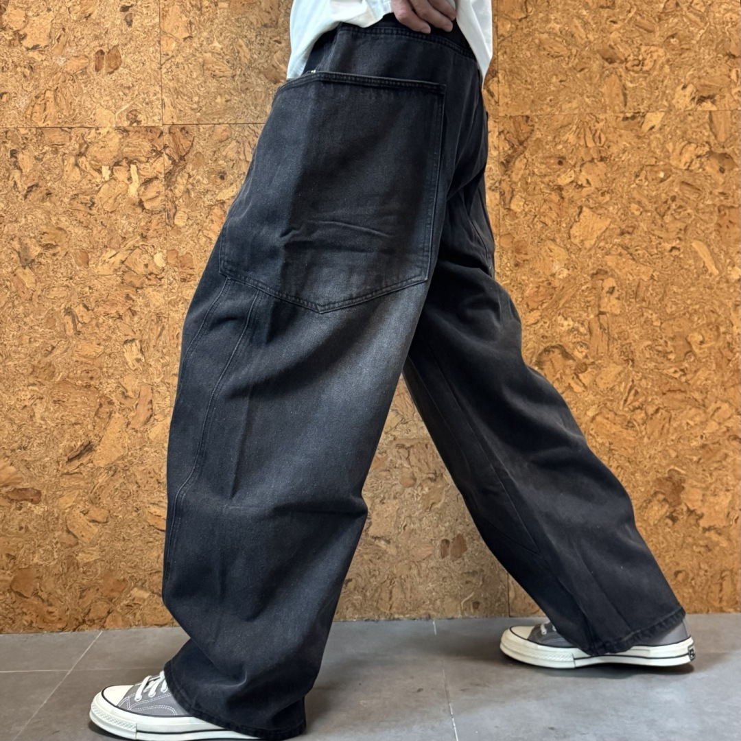 新款🌟YMM，直筒牛仔裤，采用优质牛仔面料打造，别具一格。logo皮标点缀，细节到位！上身效果个性十足！