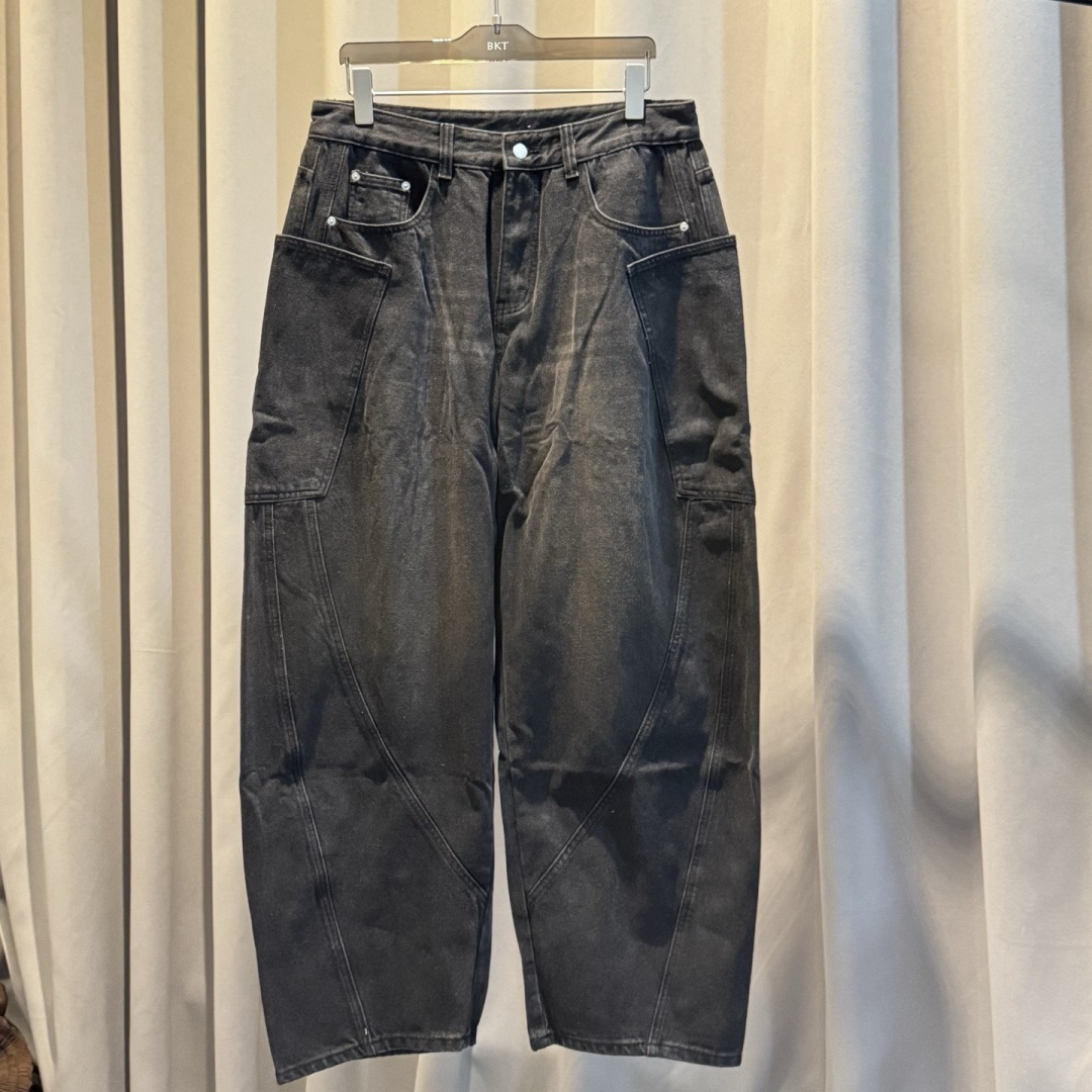 新款🌟YMM，直筒牛仔裤，采用优质牛仔面料打造，别具一格。logo皮标点缀，细节到位！上身效果个性十足！