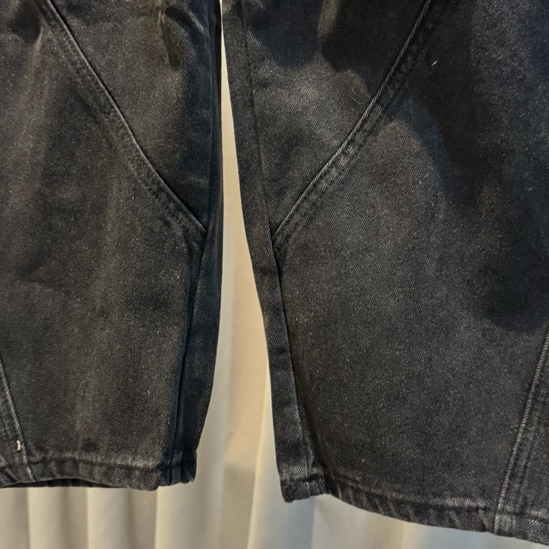 新款🌟YMM，直筒牛仔裤，采用优质牛仔面料打造，别具一格。logo皮标点缀，细节到位！上身效果个性十足！