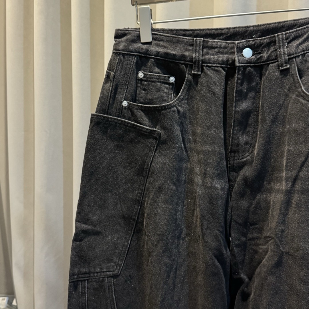 新款🌟YMM，直筒牛仔裤，采用优质牛仔面料打造，别具一格。logo皮标点缀，细节到位！上身效果个性十足！