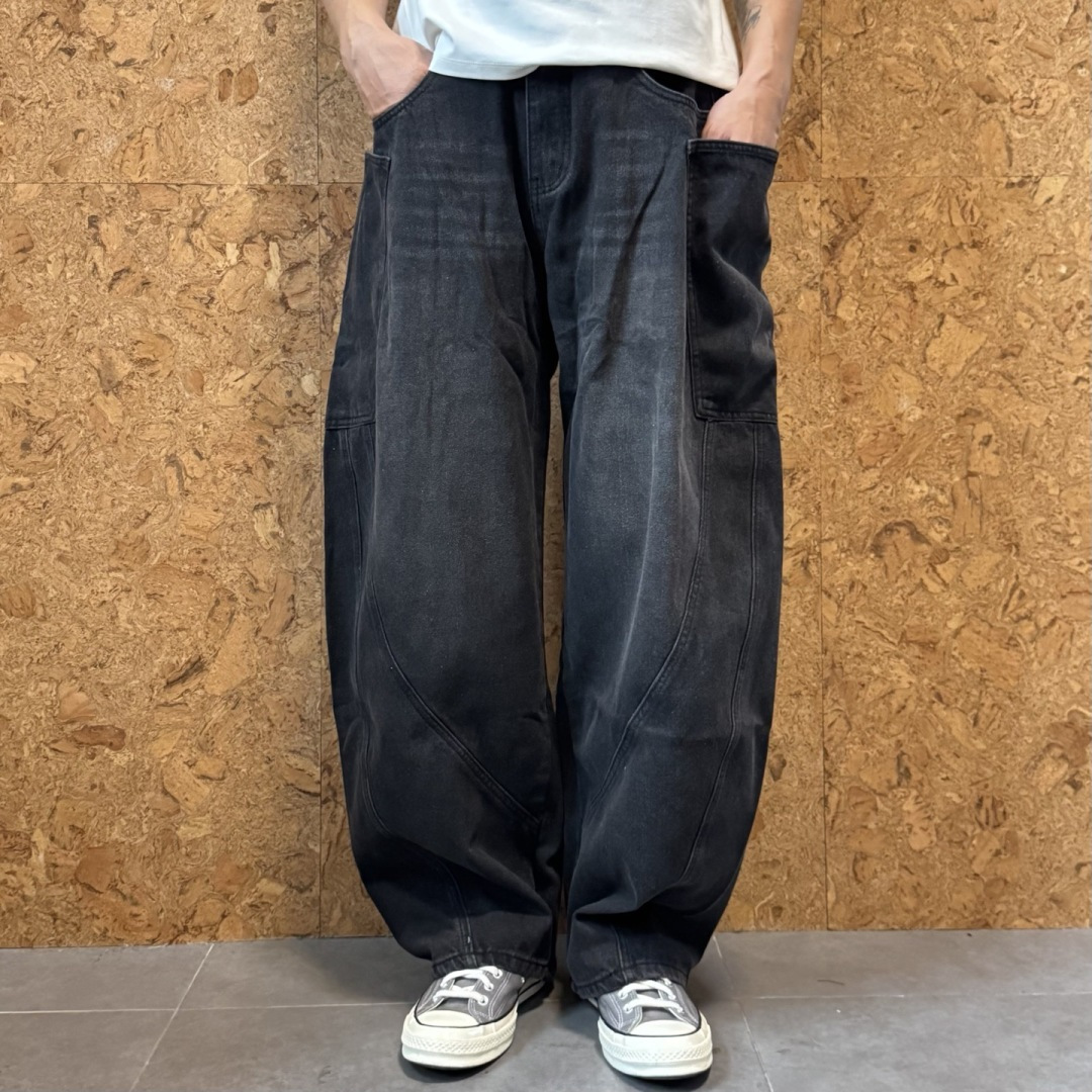 新款🌟YMM，直筒牛仔裤，采用优质牛仔面料打造，别具一格。logo皮标点缀，细节到位！上身效果个性十足！