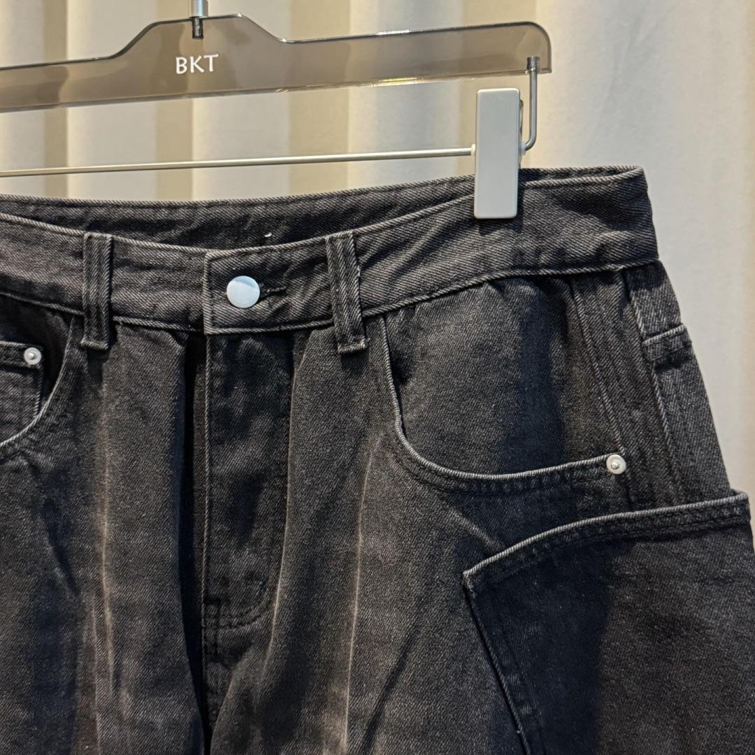 新款🌟YMM，直筒牛仔裤，采用优质牛仔面料打造，别具一格。logo皮标点缀，细节到位！上身效果个性十足！